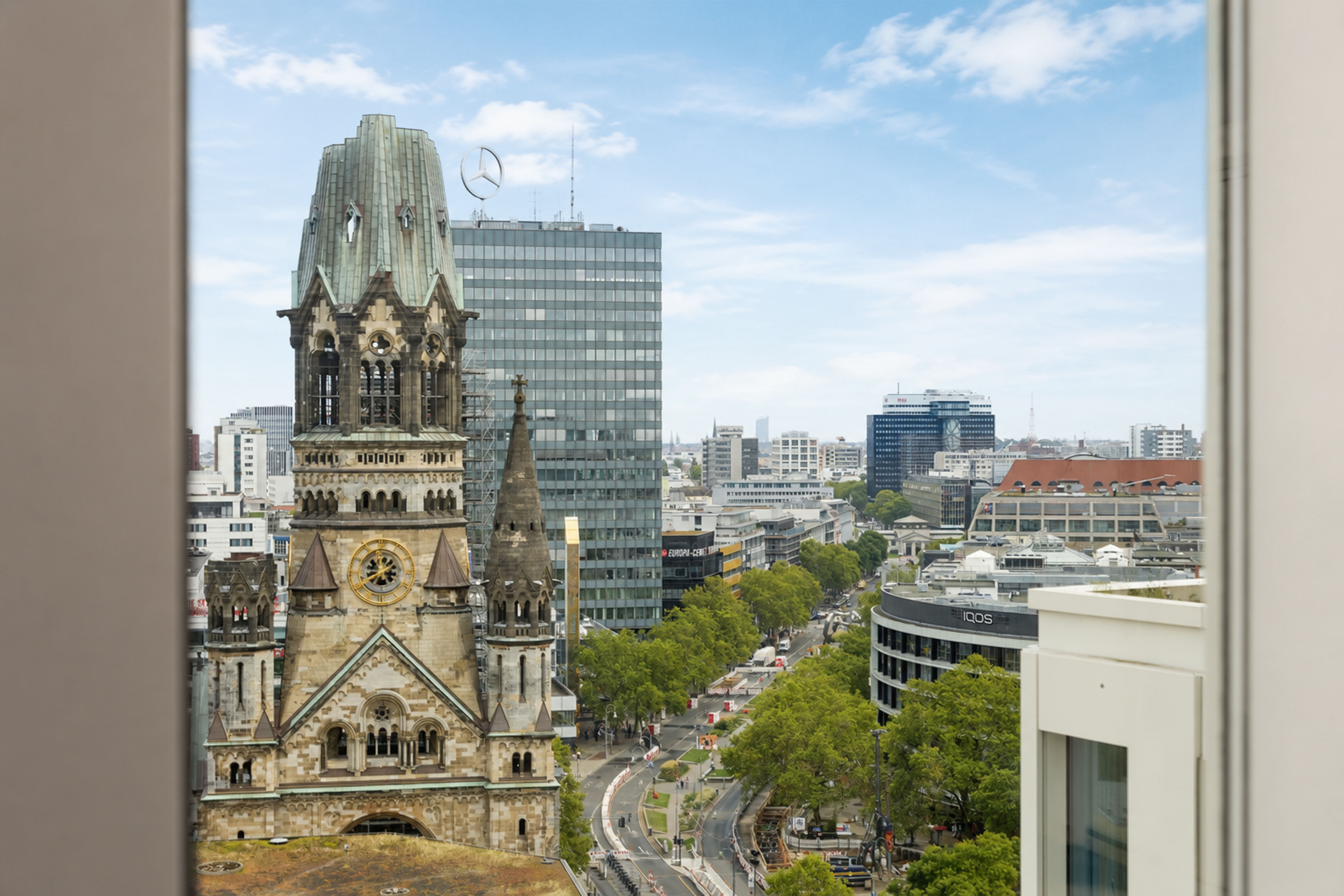 The Cloud One Berlin-Upper West Blick aus einem Fenster auf die Kaiser-Wilhelm-Gedächtniskirche in Berlin, umgeben von modernen Gebäuden und belebten Straßen mit Bäumen und Verkehr. The Cloud One Berlin-Upper West Blick aus einem Fenster auf die Kaiser-Wilhelm-Gedächtniskirche in Berlin, umgeben von modernen Gebäuden und belebten Straßen mit Bäumen und Verkehr.