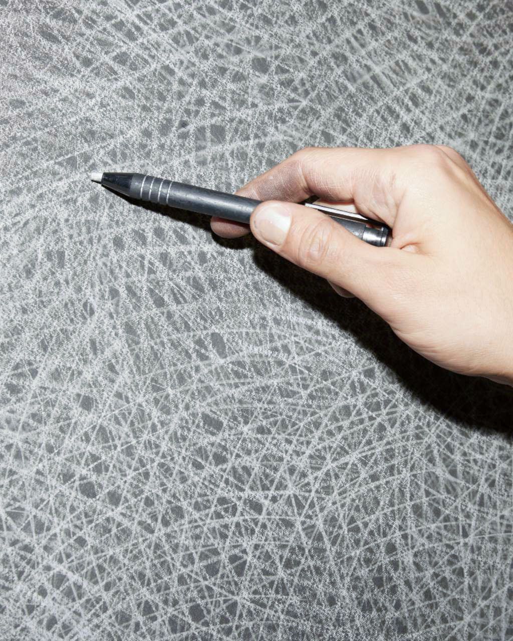 designhotel Gdansk The Cloud One close-up of hand holding a pen while creating art