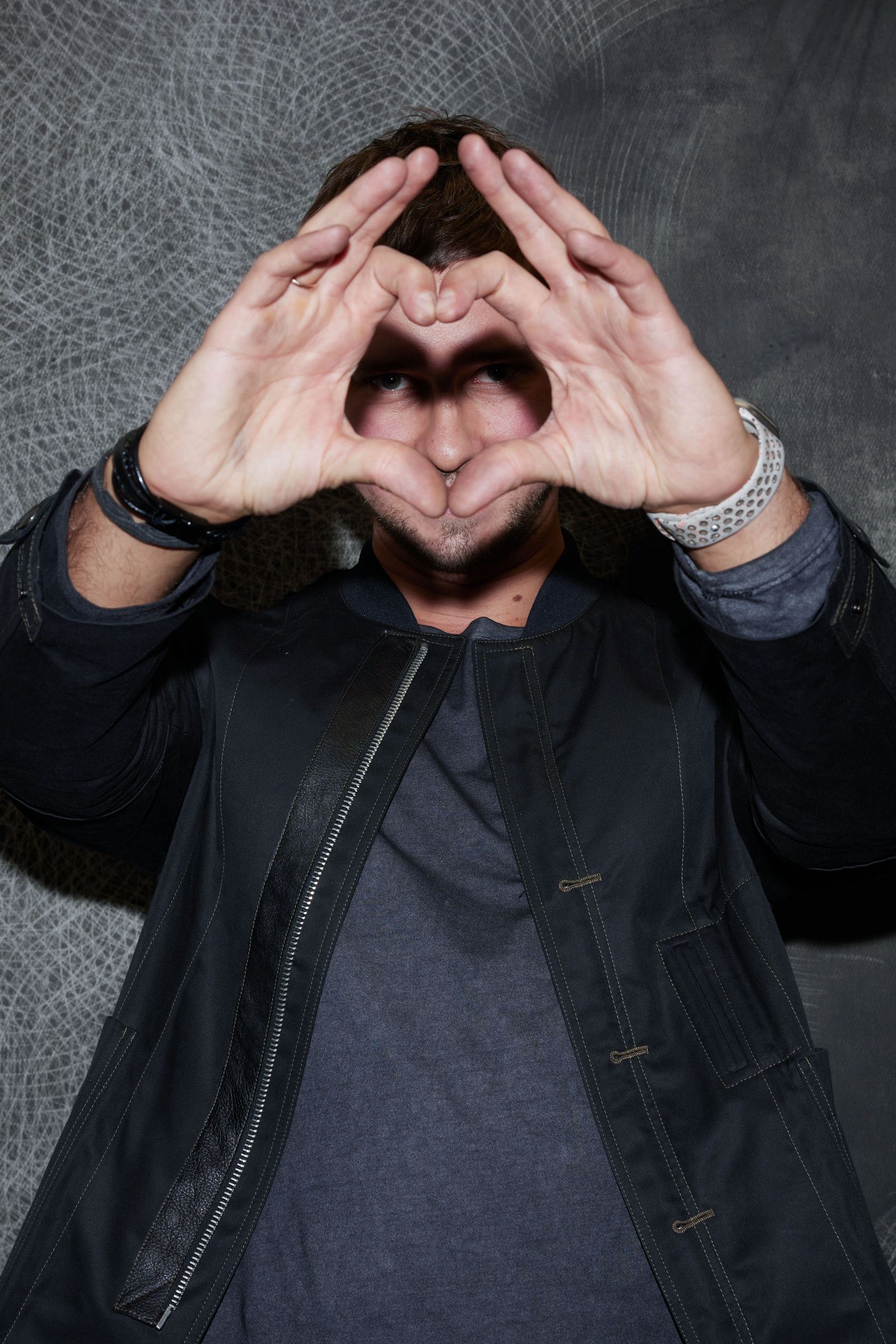 designhotel Gdansk The Cloud One artist Vasyl Savchenko shows a heart with his hands to the camera