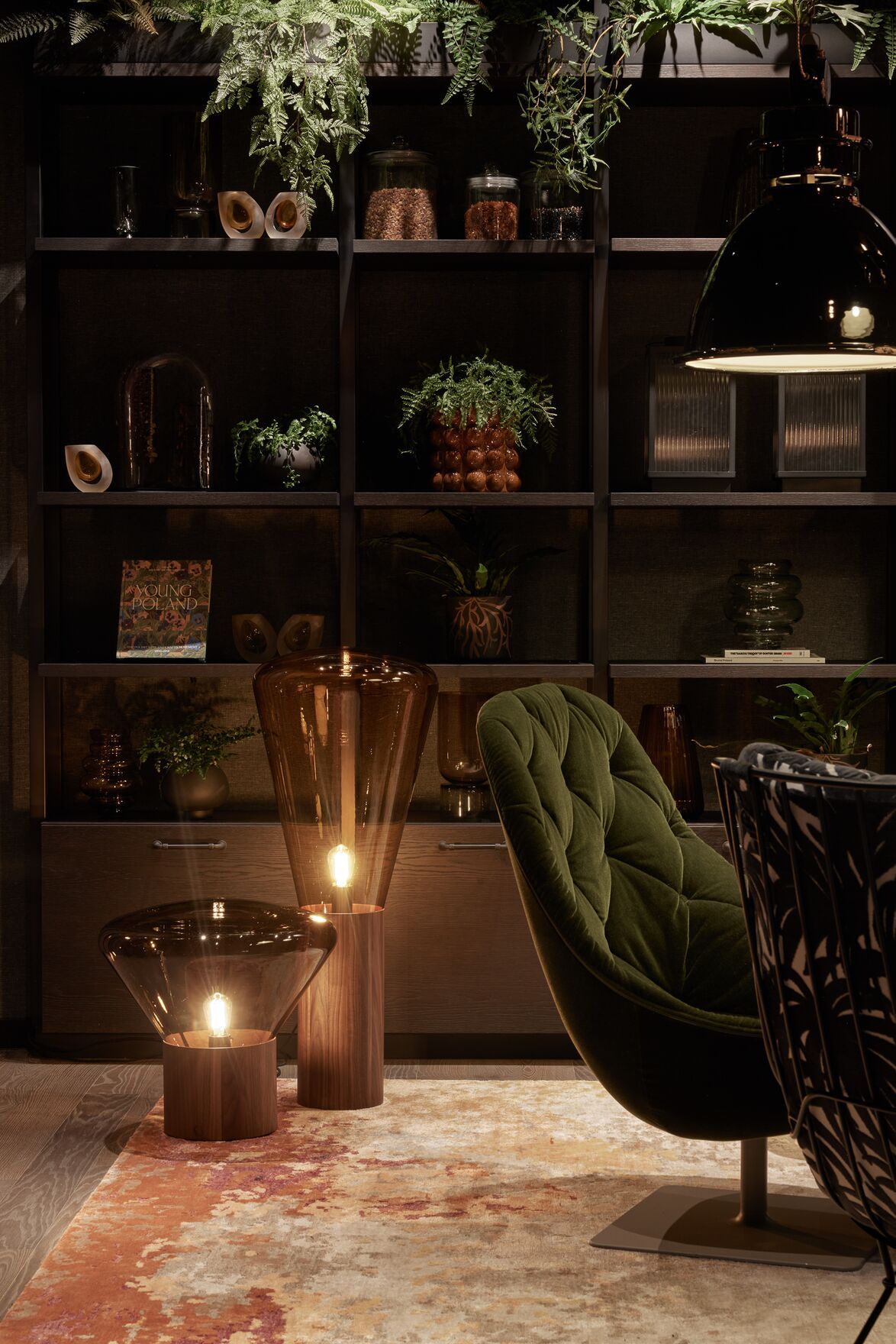 Designhotel Danzig The Cloud One Lounge mit dunkelgrünem Sessel sowie zwei große Lampen auf dem Boden