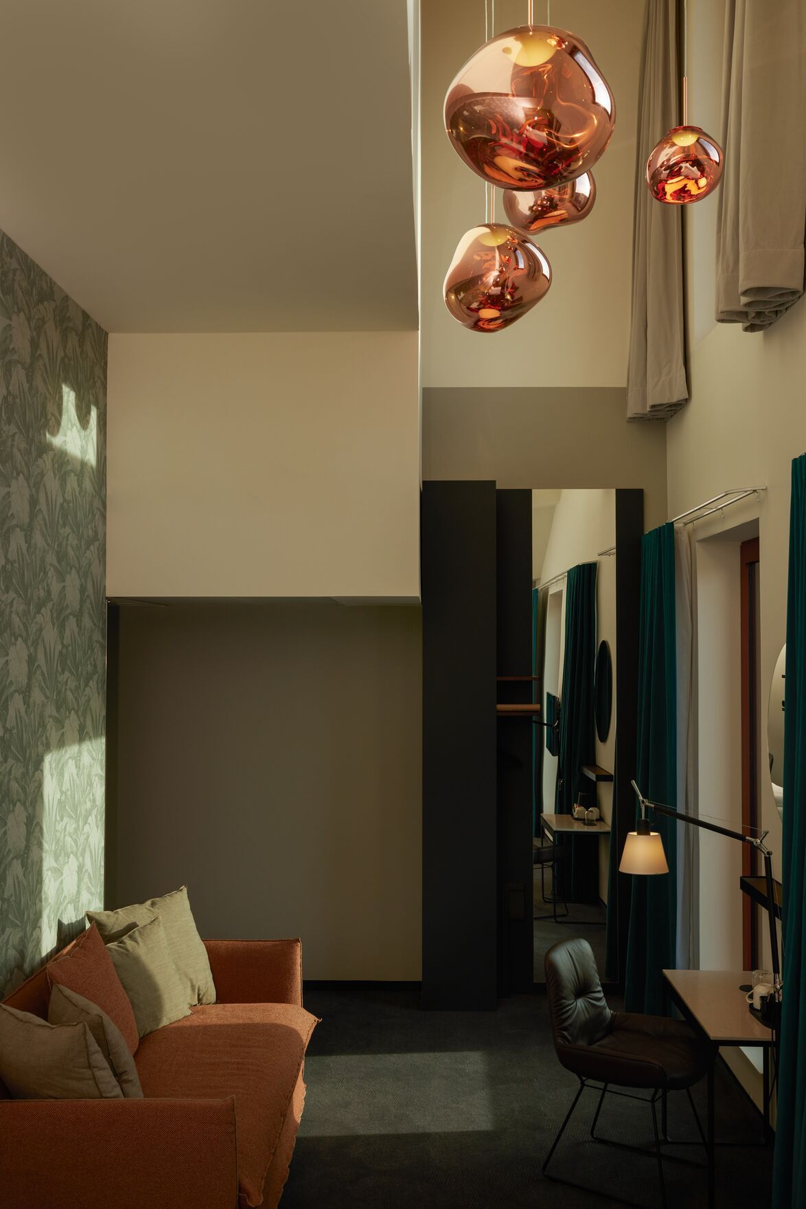 Designhotel Danzig The Cloud One großes Zimmer mit Blick auf ein Spiegel, Sofa sowie ein Stuhl und Tisch