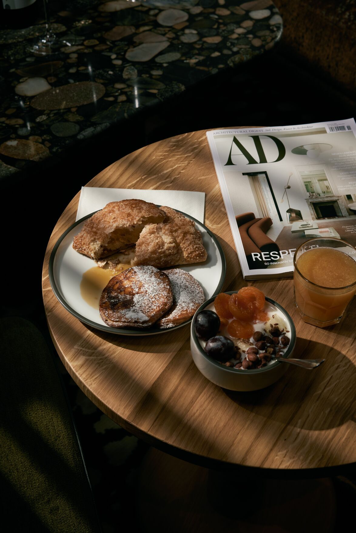 Designhotel Danzig The Cloud One Tisch mit Frühstücksteller sowie Saft und Zeitschrift