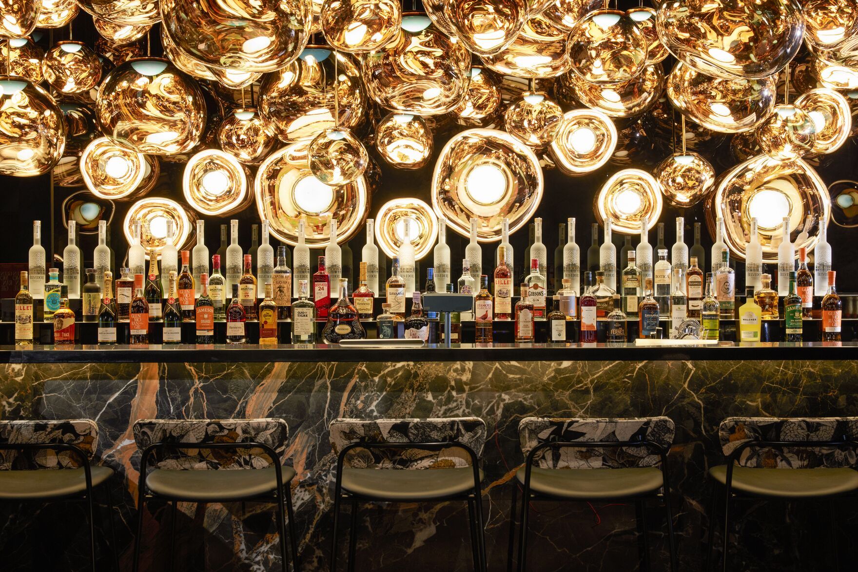 Designhotel Danzig The Cloud One Bar mit vielen runden Lampen