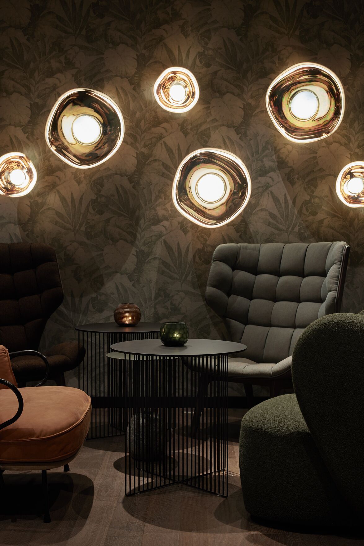 Designhotel Danzig The Cloud One Lounge mit mehreren Sesseln sowie Beistelltischen und runden Lampen an der Wand
