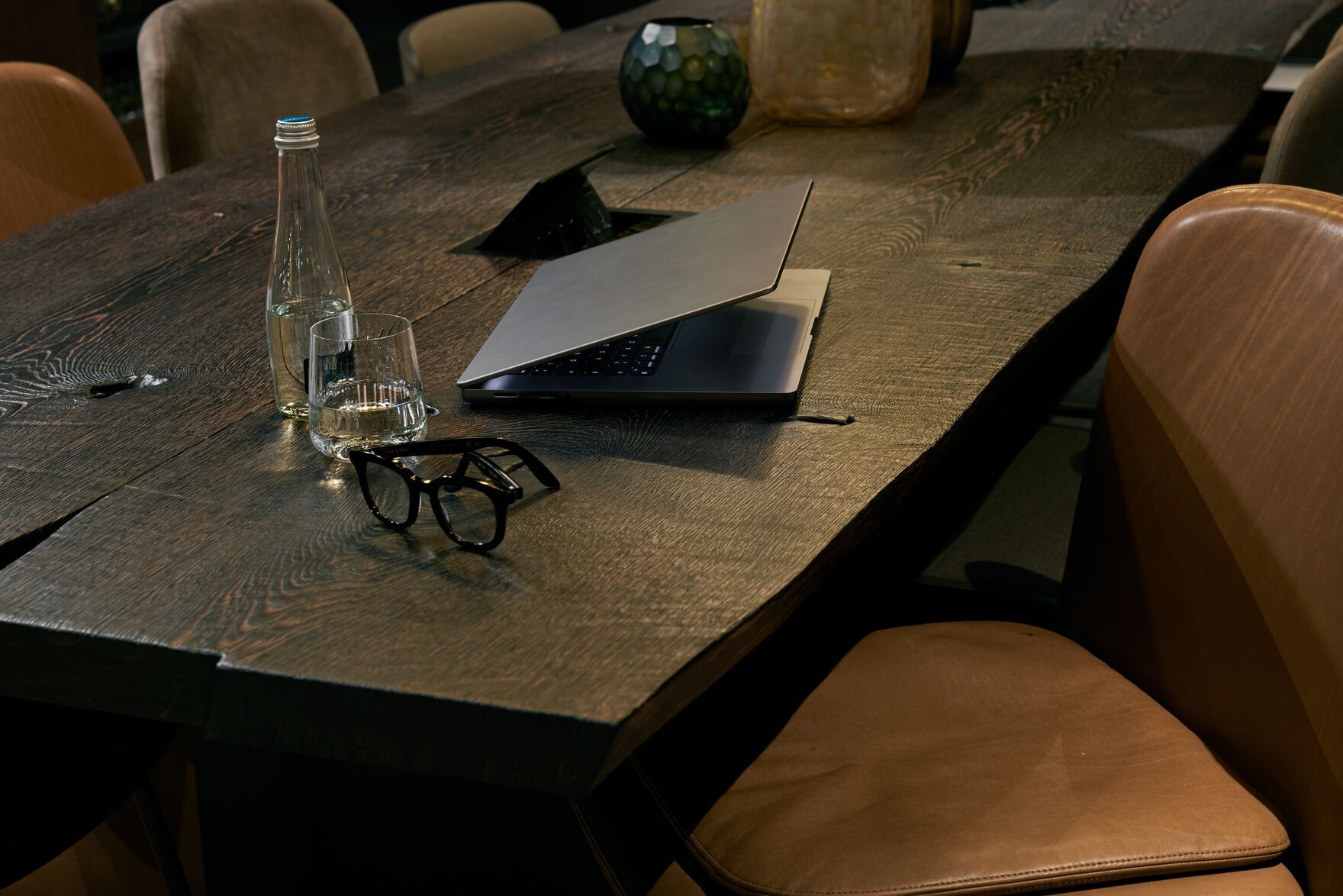 Designhotel Danzig The Cloud One Meetingraum mit Blick auf einen Tisch mit Laptop, Wasser und Brille 