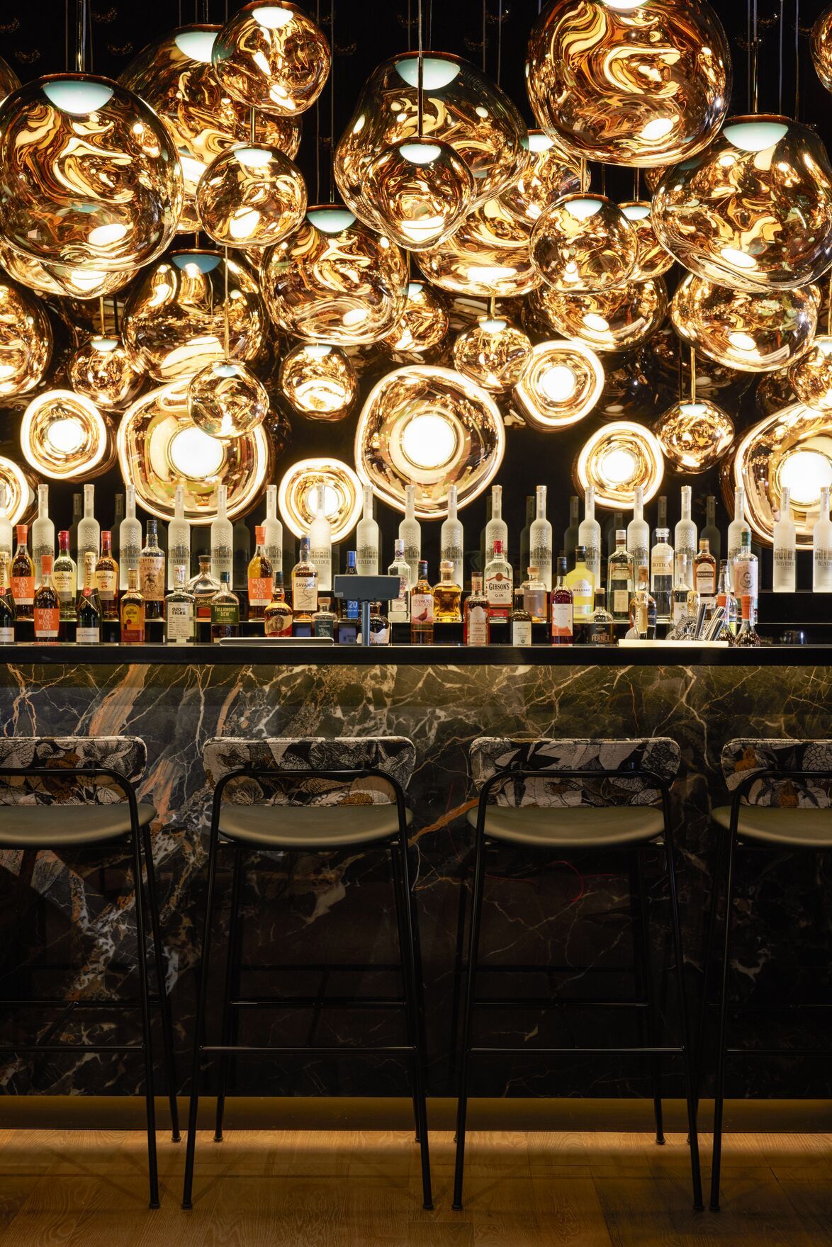 Hotel Danzig The Cloud One Bar mit vielen Lampen und Barhockern