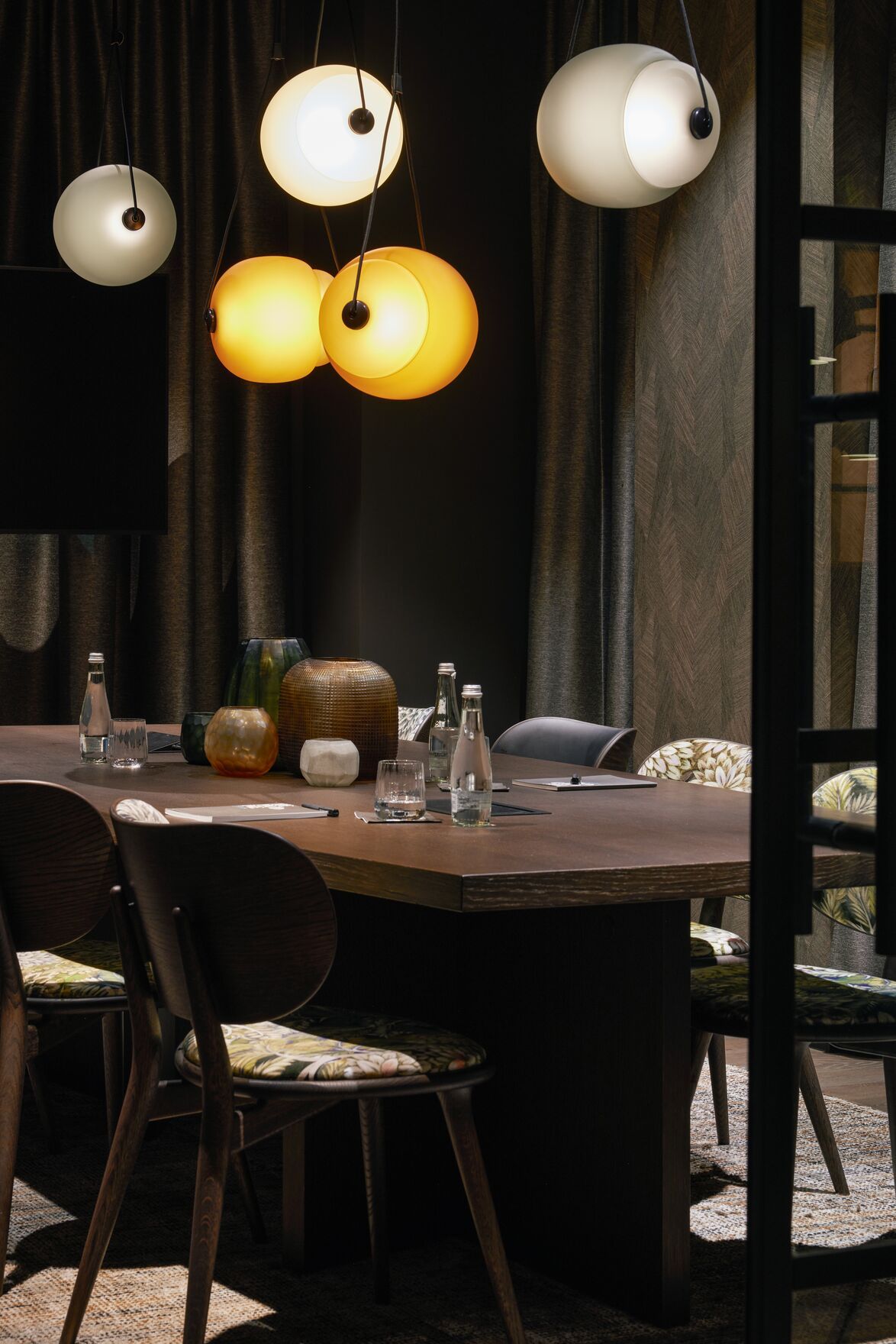 Designhotel Danzig The Cloud One Meetingraum mit Tisch und Stühlen sowie Deckenlampen