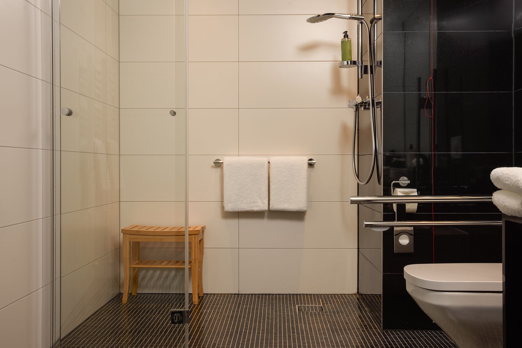 Designhotel Danzig The Cloud One Badezimmer mit großer Dusche sowie WC