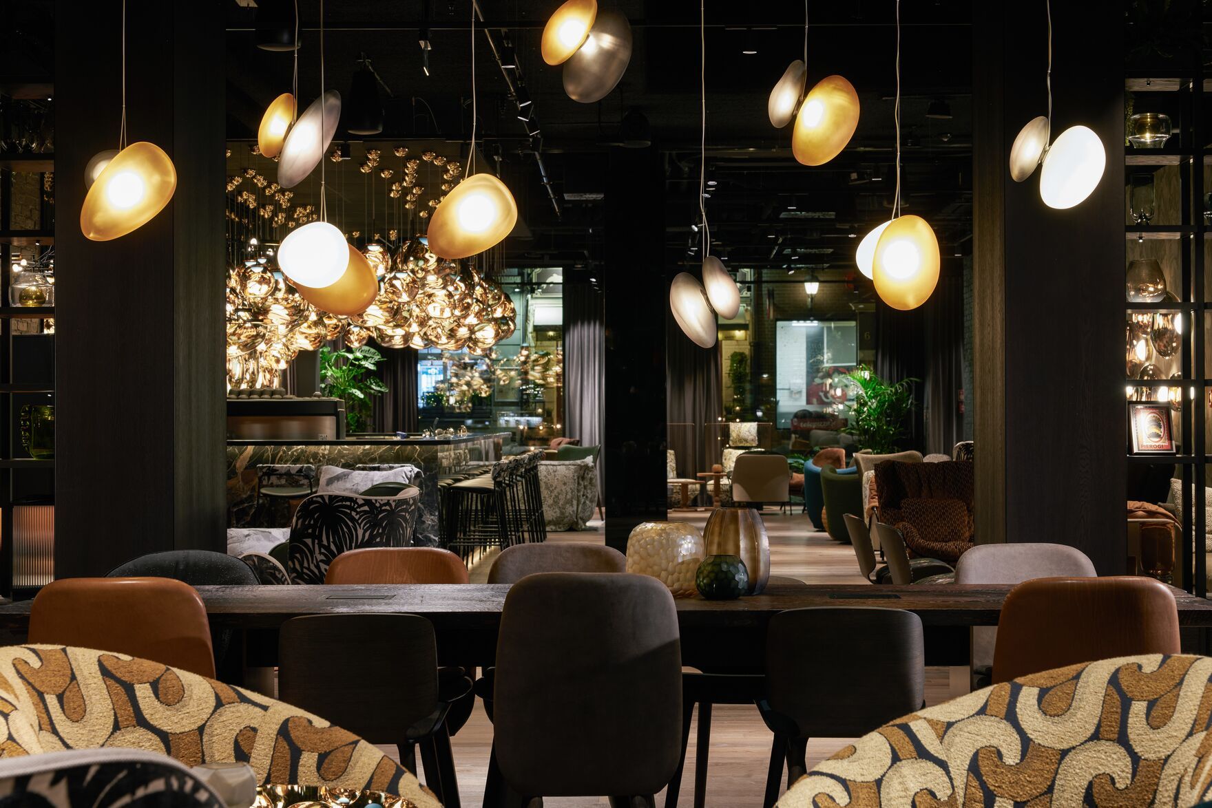 Designhotel Danzig The Cloud One Lounge und Bar mit Sesseln, Sofas, Barhockern und bodentiefe Fenster im Hintergrund