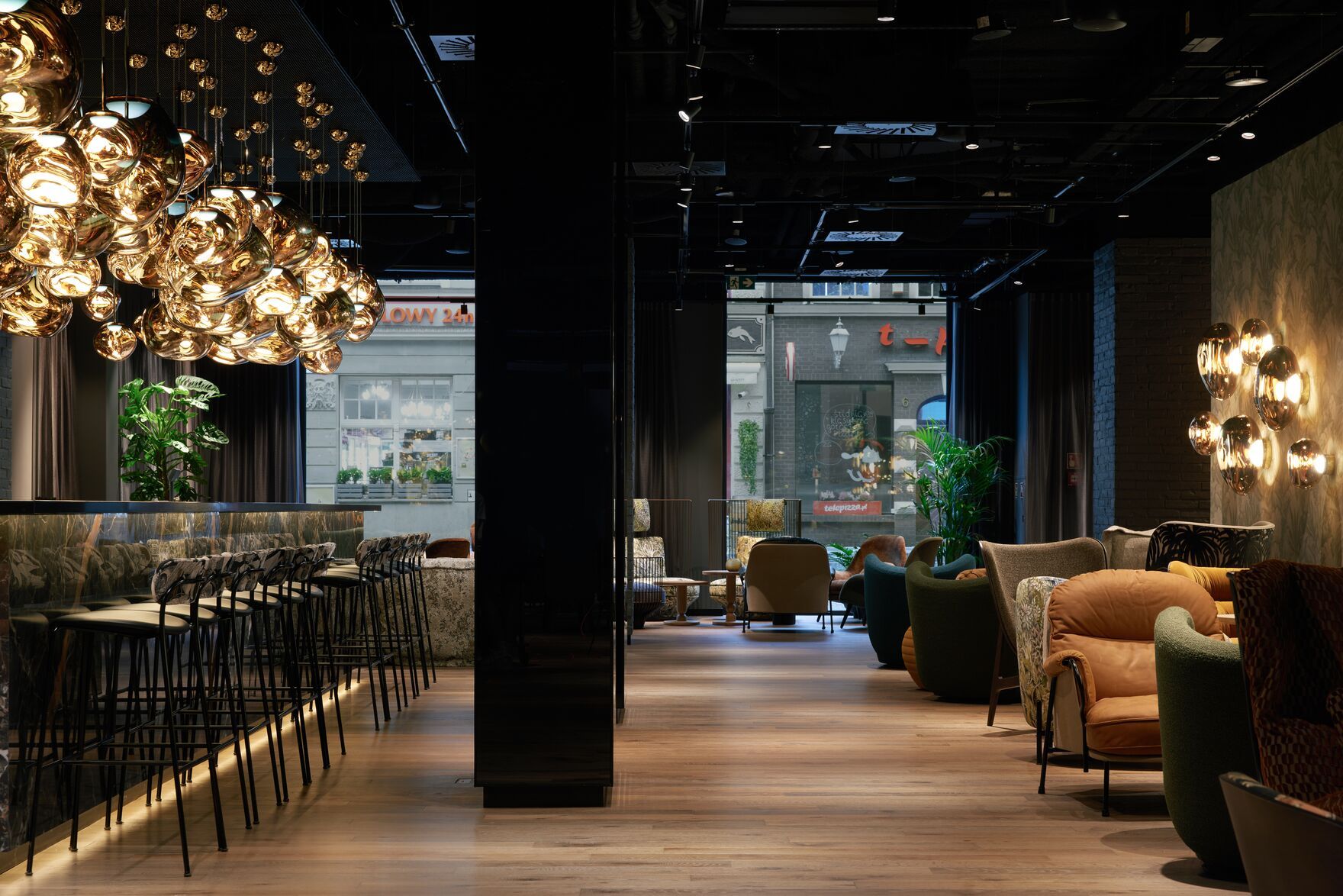 Designhotel Danzig The Cloud One Bar und Lounge mit mehreren Sesseln zum Verweilen