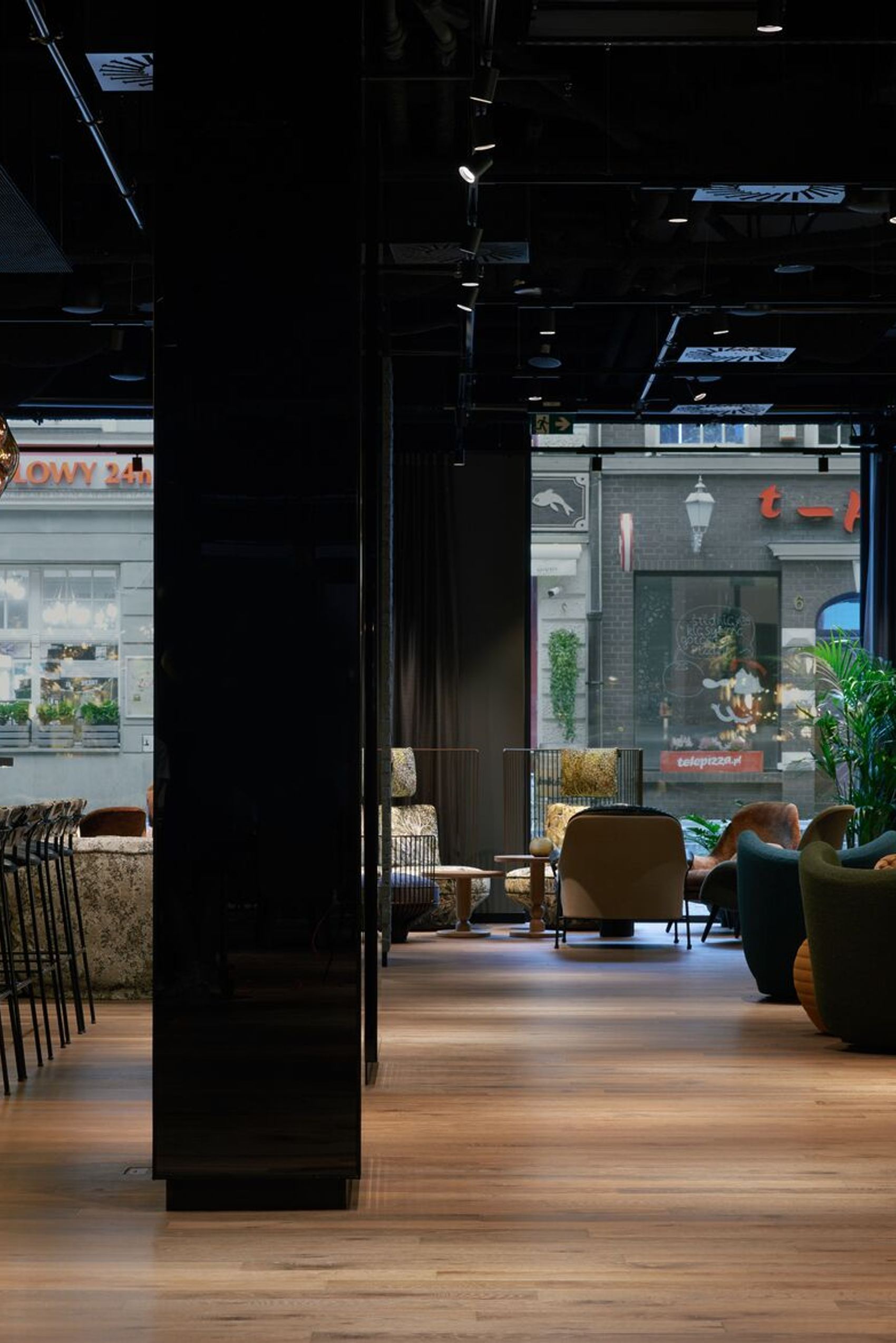 Designhotel Danzig The Cloud One Bar und Lounge mit mehreren Sesseln zum Verweilen