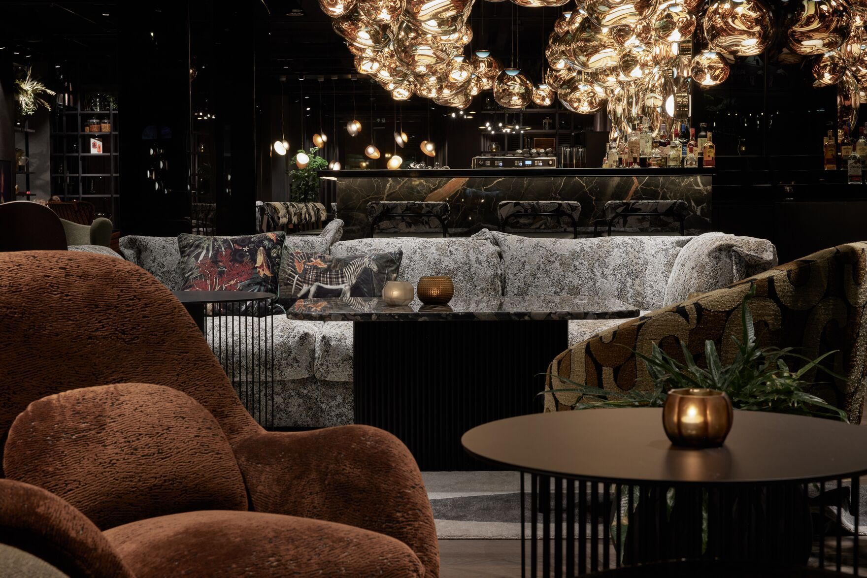 Designhotel Danzig The Cloud One Blick auf Sessel und Sofas in der Lounge sowie die Bar im Hintergrund