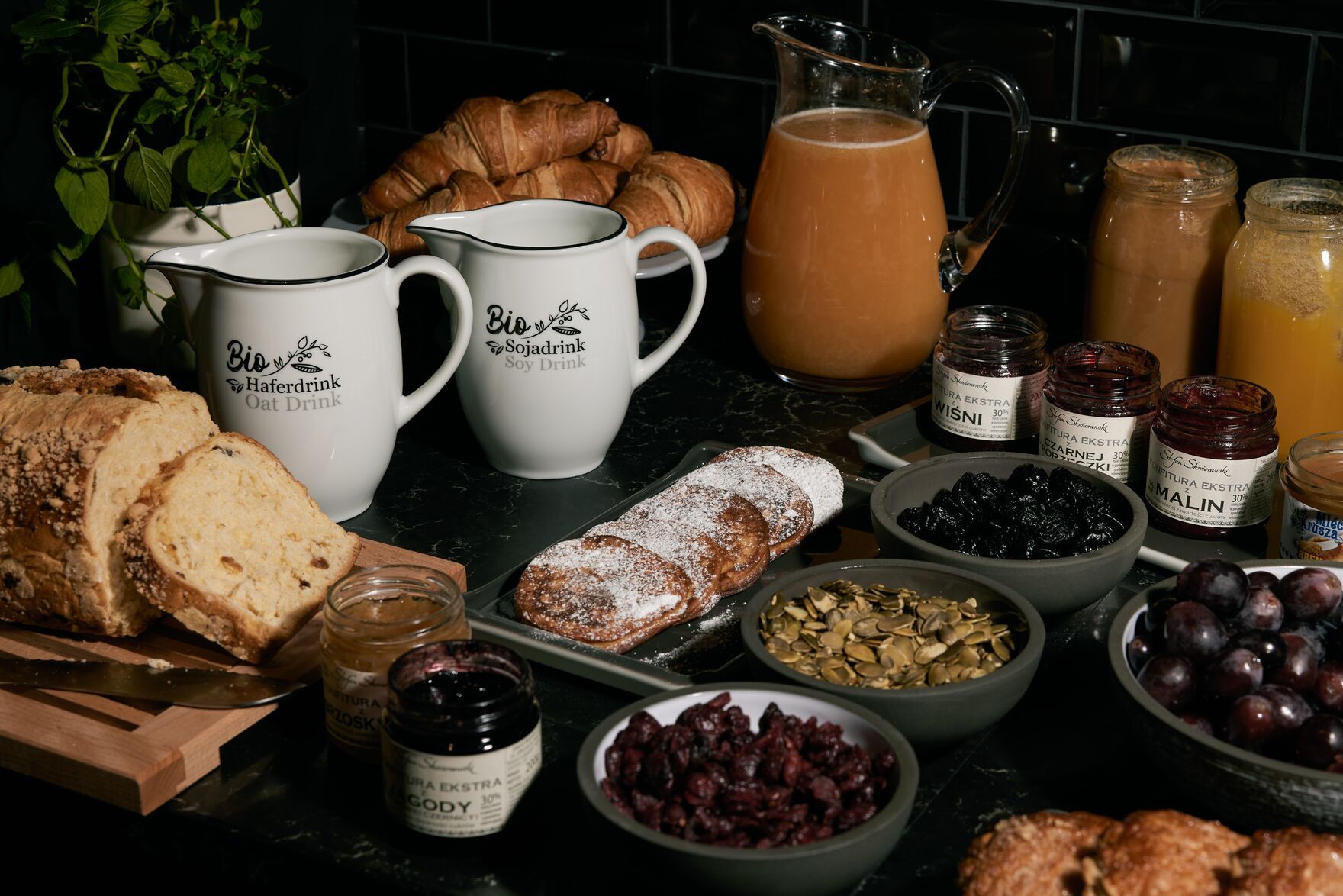 Designhotel Danzig The Cloud One Blick auf Frühstücksbuffet mit großer Auswahl an Speisen und Getränken
