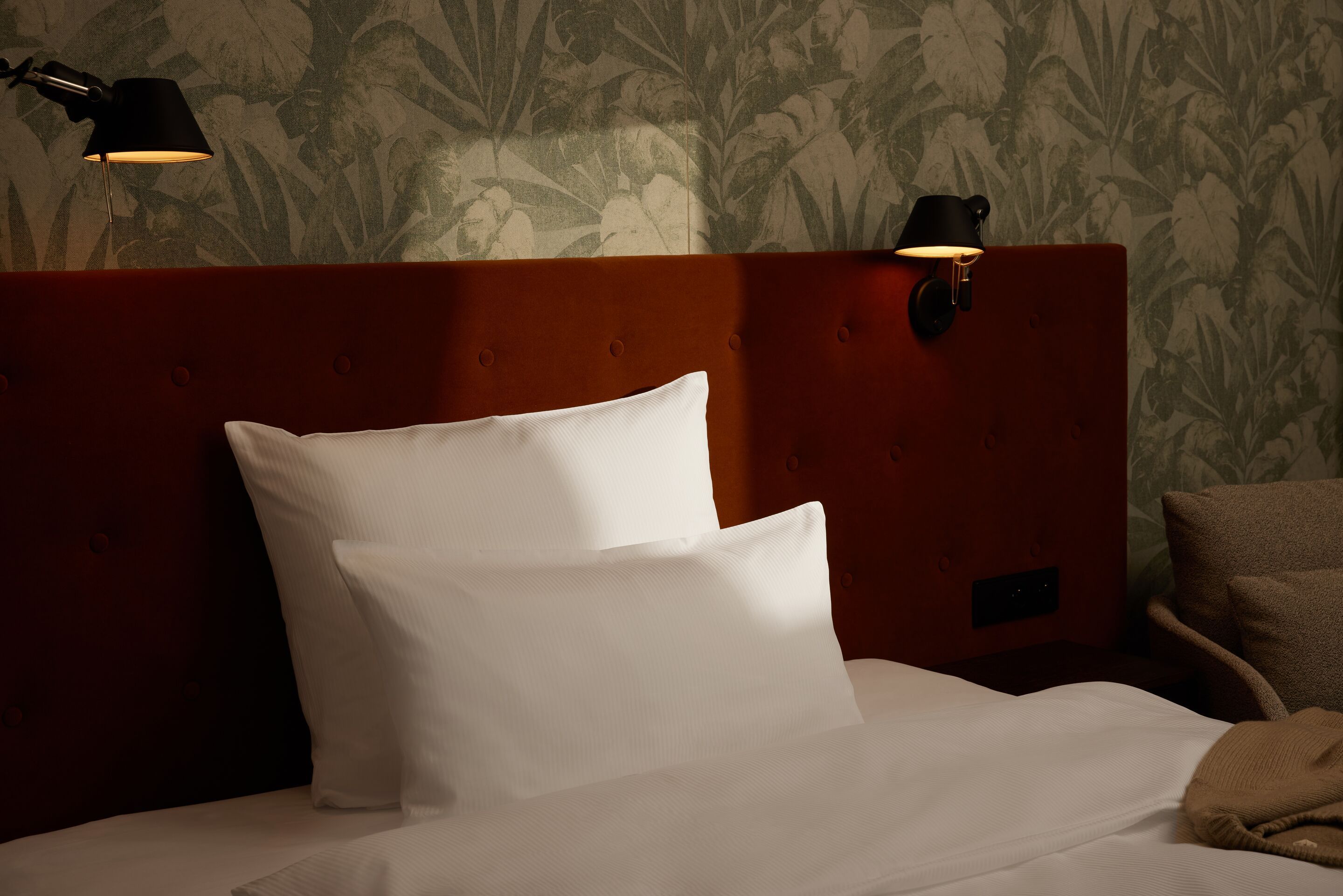 Hotel Danzig The Cloud One Blick auf ein Doppelbett mit Sonneneinstrahlung