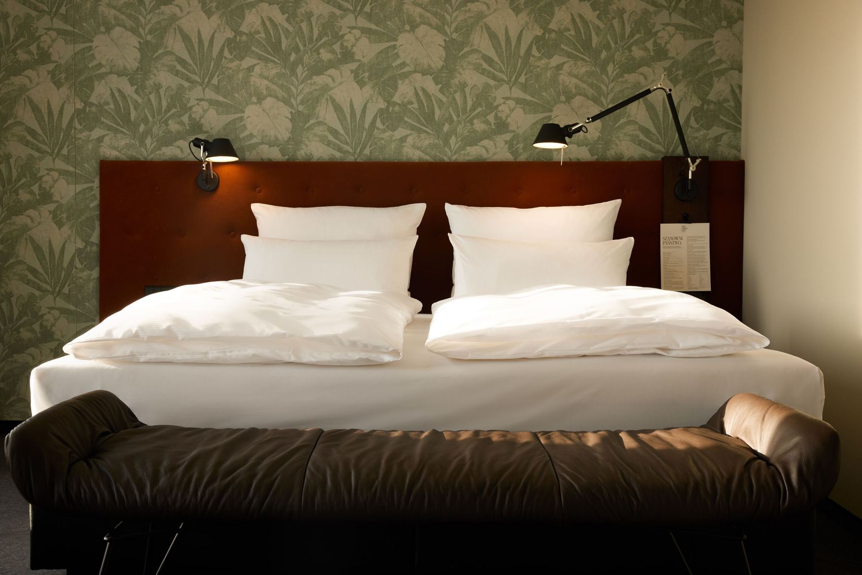 Hotel Danzig The Cloud One großes Doppelbett mit Bettbank am Fußende