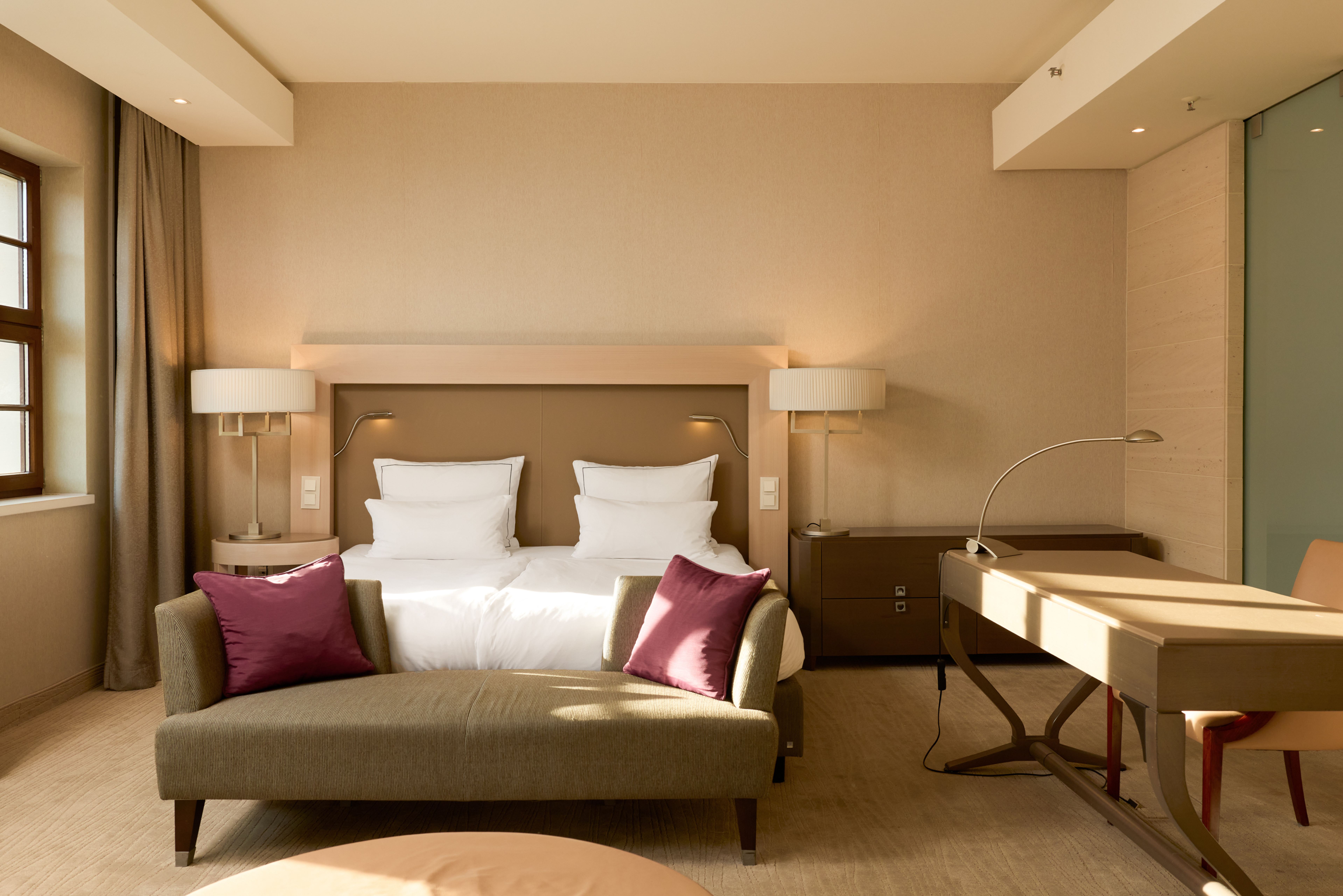 The Cloud One Dresden-Frauenkirche Elegantes Hotelzimmer mit großem Doppelbett, weichen Kissen und zwei gemütlichen Sesseln mit beerenfarbenen Kissen. Helle, warme Beleuchtung und Fenster mit Blick nach draußen schaffen eine entspannte Atmosphäre für Erholung und Arbeitskomfort. The Cloud One Dresden-Frauenkirche Elegantes Hotelzimmer mit großem Doppelbett, weichen Kissen und zwei gemütlichen Sesseln mit beerenfarbenen Kissen. Helle, warme Beleuchtung und Fenster mit Blick nach draußen schaffen eine entspannte Atmosphäre für Erholung und Arbeitskomfort.