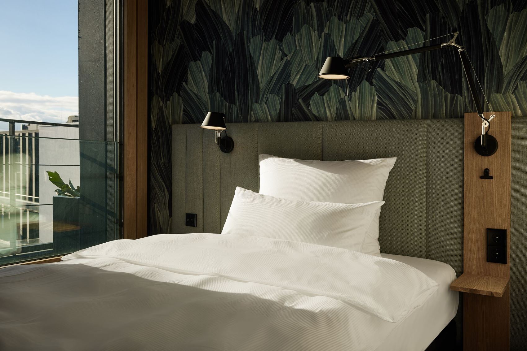 Designhotel Düsseldorf KöBogen helles Zimmer mit Einzelbett