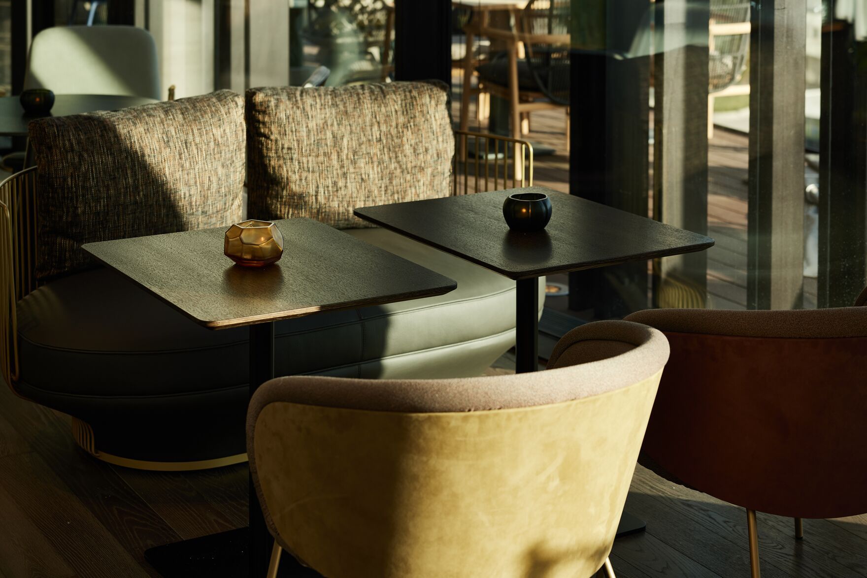 Hotel Düsseldorf KöBogen The Cloud One Blick auf zwei Tische mit vier Stühlen mit direkter Sonneneinstrahlung