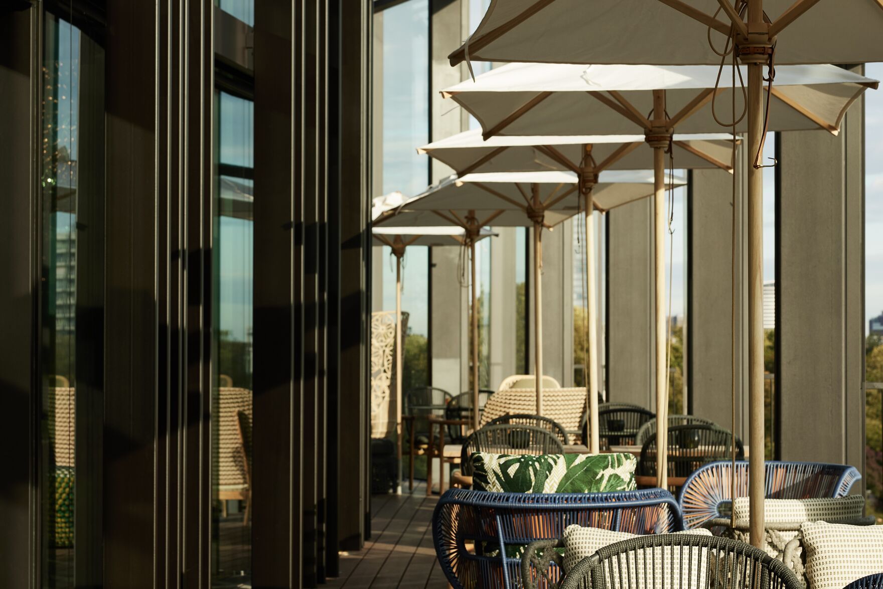 Designhotel Düsseldorf KöBogen The Cloud One Terrasse mit Sitzgelegenheiten und Sonnenschirmen