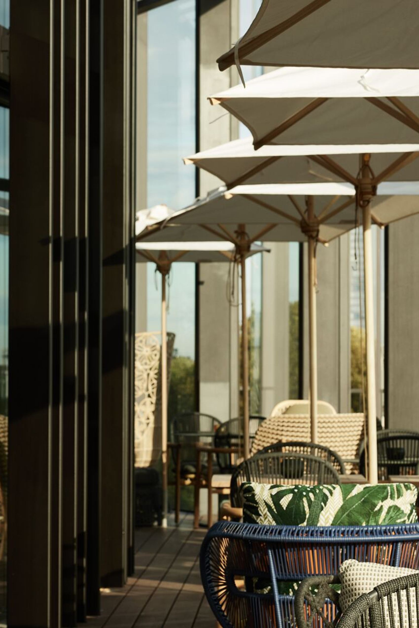 Designhotel Düsseldorf KöBogen The Cloud One Terrasse mit Sitzgelegenheiten und Sonnenschirmen