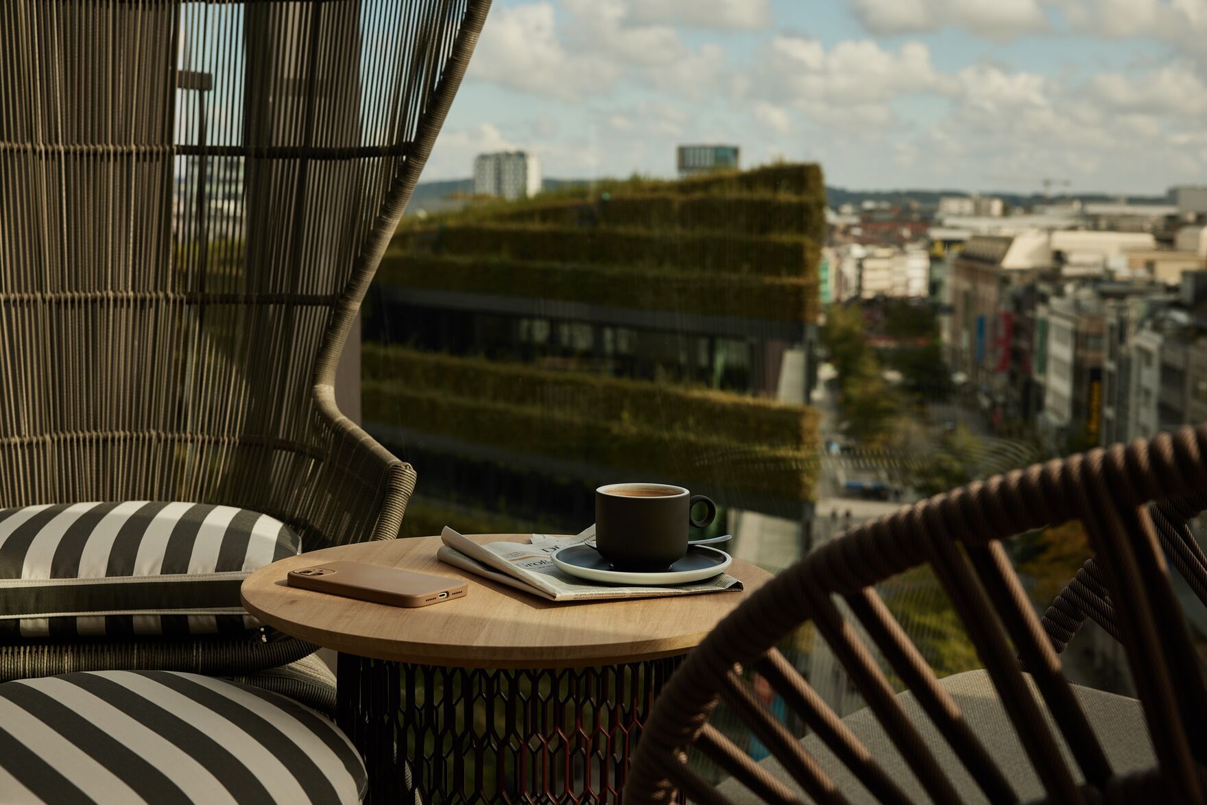 Designhotel Düsseldorf KöBogen The Cloud One Terrasse mit zwei Stühlen und einem Tisch mit Kaffeetasse