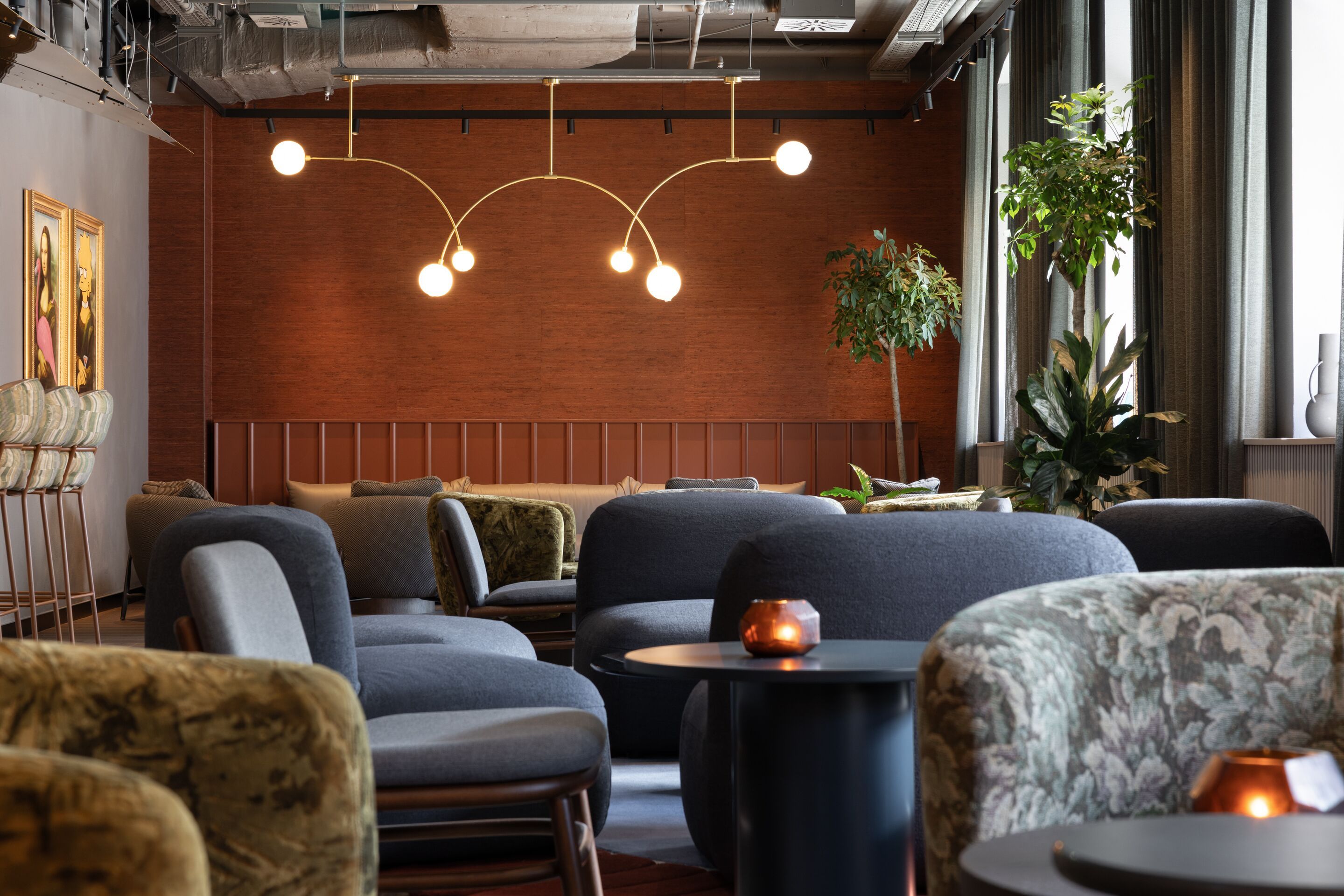 Hotel Frankfurt-Metropolitan The Cloud One heller Lounge-Bereich mit soften Sesseln, Sofas und warmem Lichtambiente. Große Fenster bringen Tageslicht, Pflanzen sorgen für eine entspannte Atmosphäre zum Verweilen und Entspannen.