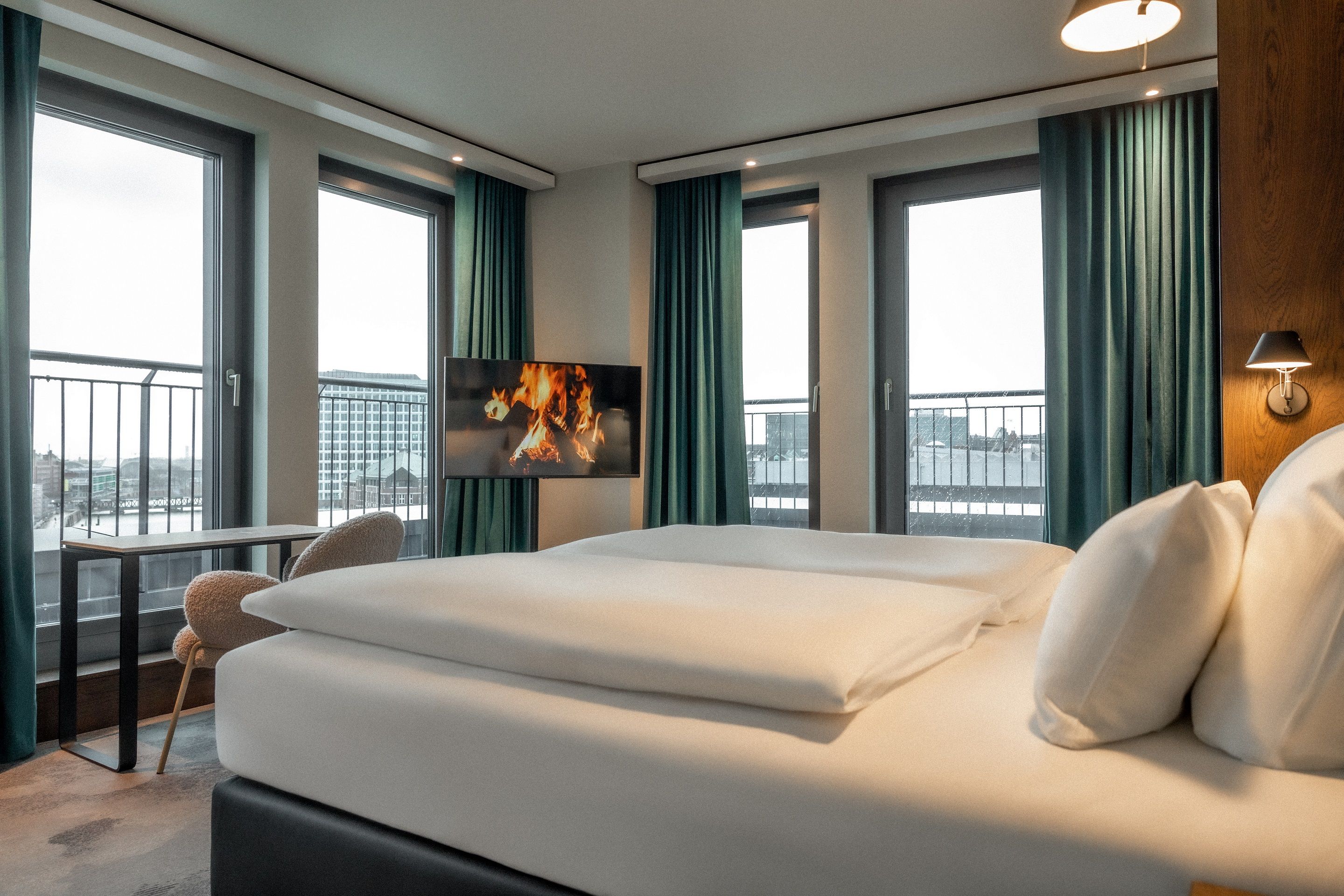 Designhotel Hamburg Kontorhaus The Cloud One lichtdurchflutetes Eckzimmer mit großem Doppelbett sowie Balkon