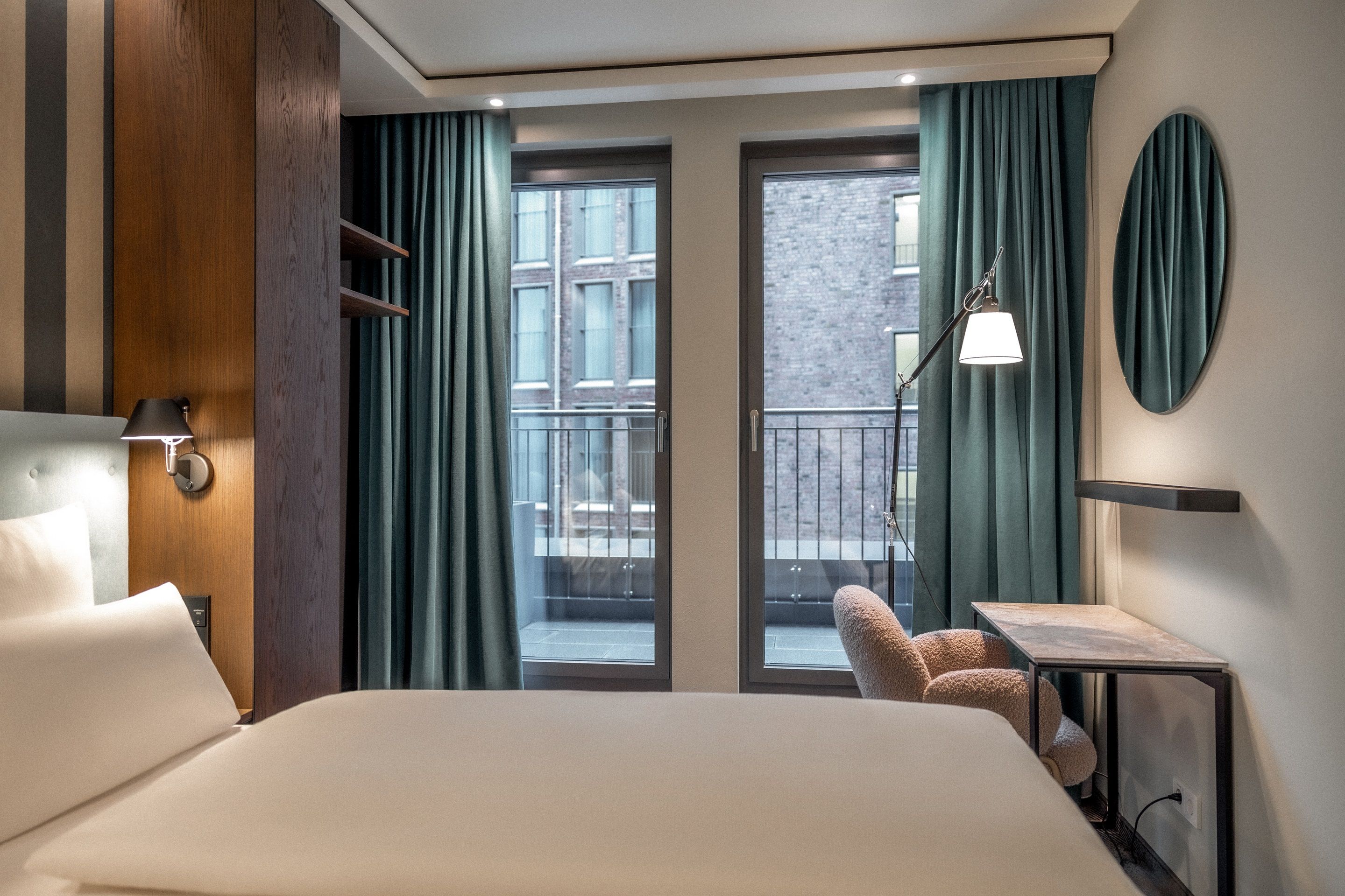 Hotel Hamburg Kontorhaus The Cloud One seitlicher Blick in lichtdurchflutetes Zimmer mit Balkonzugang