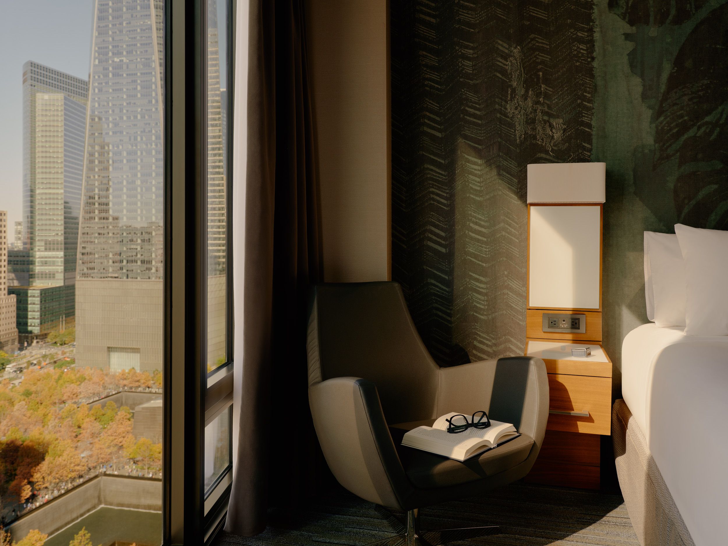 Hotel New York Downtown The Cloud One Zimmer Sessel vor bodentiefem Fenster mit Ausblick