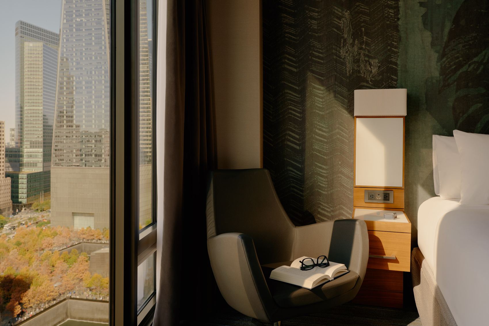 Hotel New York Downtown The Cloud One Zimmer Sessel vor bodentiefem Fenster mit Ausblick