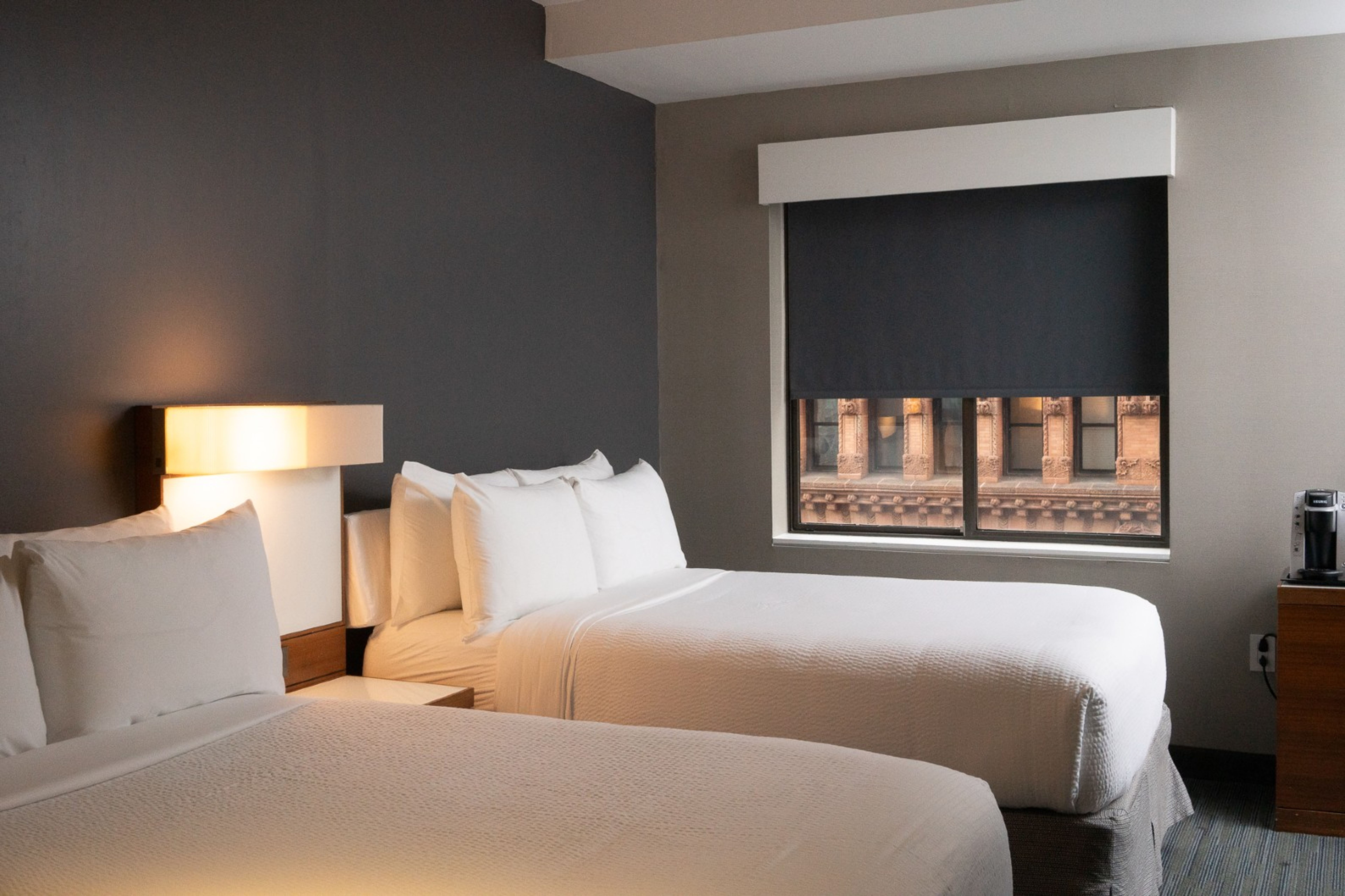 Hotel New York Downtown The Cloud One lichtdurchflutetes Hotelzimmer mit zwei großen Betten Hotel New York Downtown The Cloud One lichtdurchflutetes Hotelzimmer mit zwei großen Betten