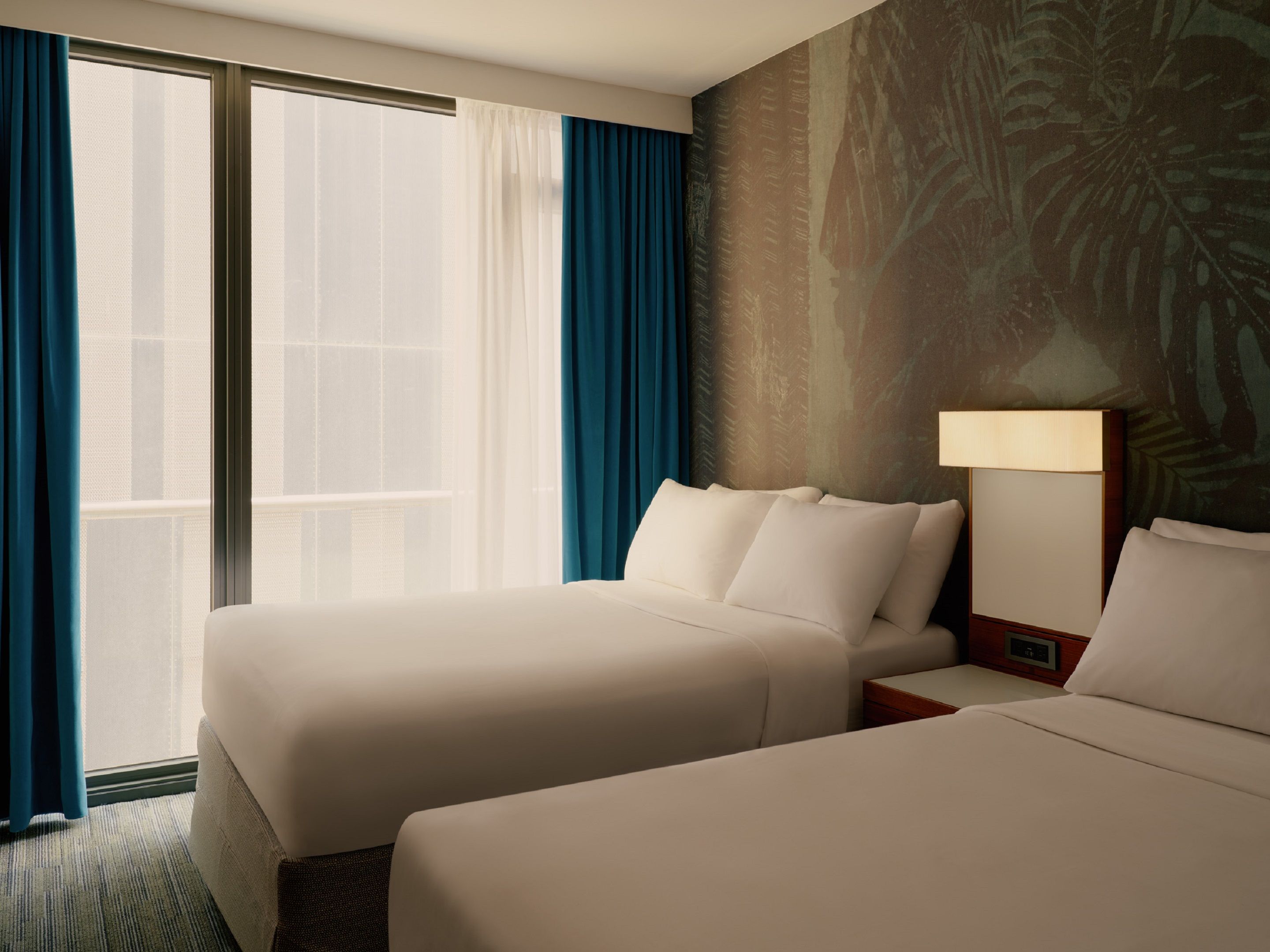 Designhotel New York Downtown The Cloud One Blick auf zwei komfortable Betten sowie bodentiefes Fenster