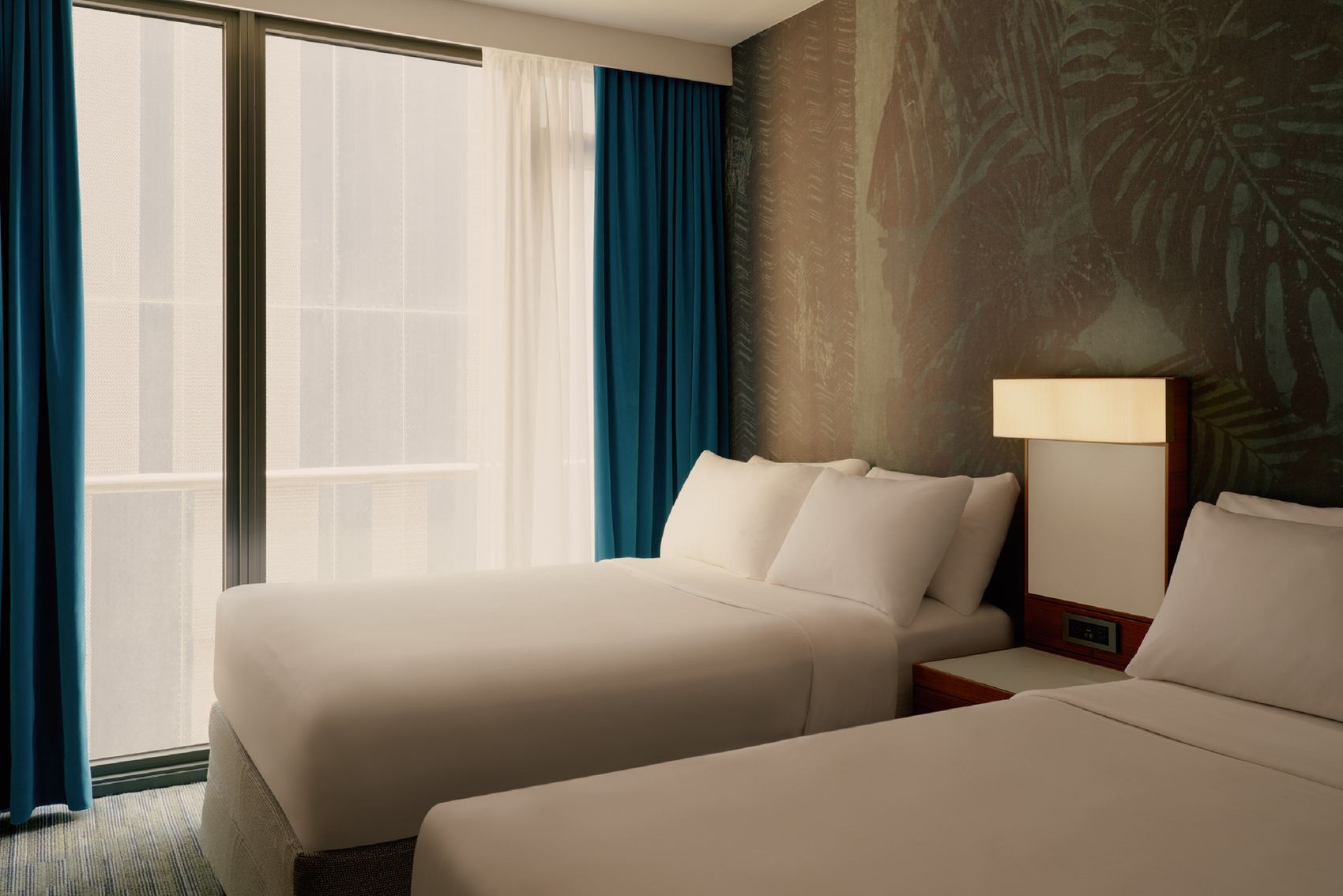 Designhotel New York Downtown The Cloud One Blick auf zwei komfortable Betten sowie bodentiefes Fenster