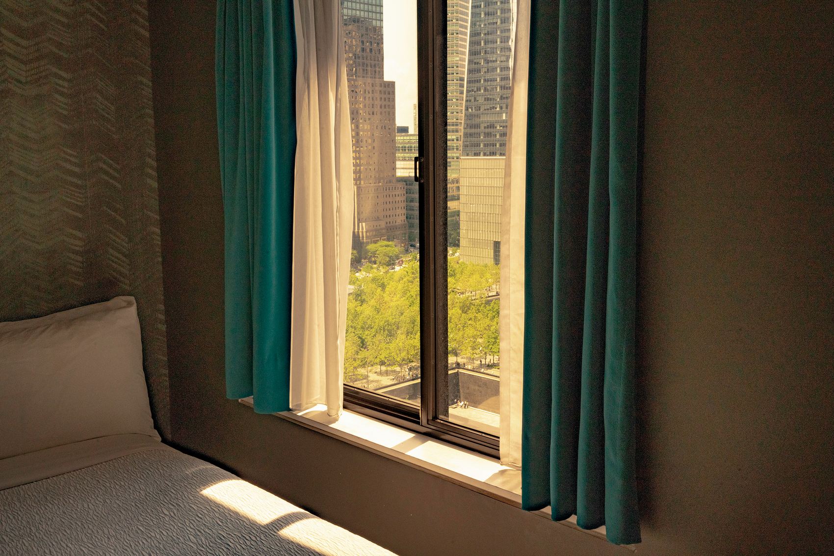 Designhotel New York Downtown The Cloud One Blick aus Fenster auf Hochhäuser