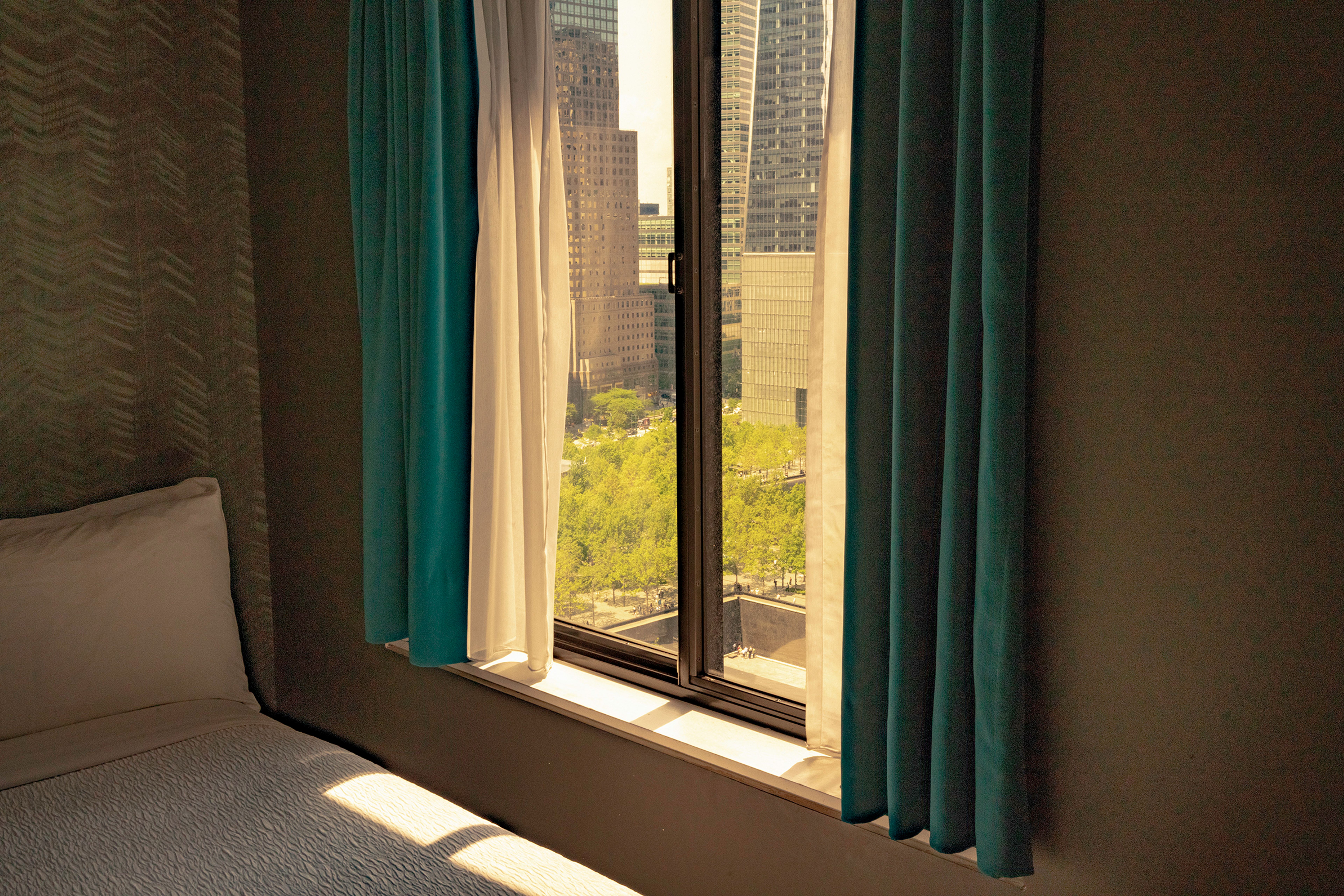 Designhotel New York Downtown The Cloud One Blick aus Fenster auf Hochhäuser Designhotel New York Downtown The Cloud One Blick aus Fenster auf Hochhäuser