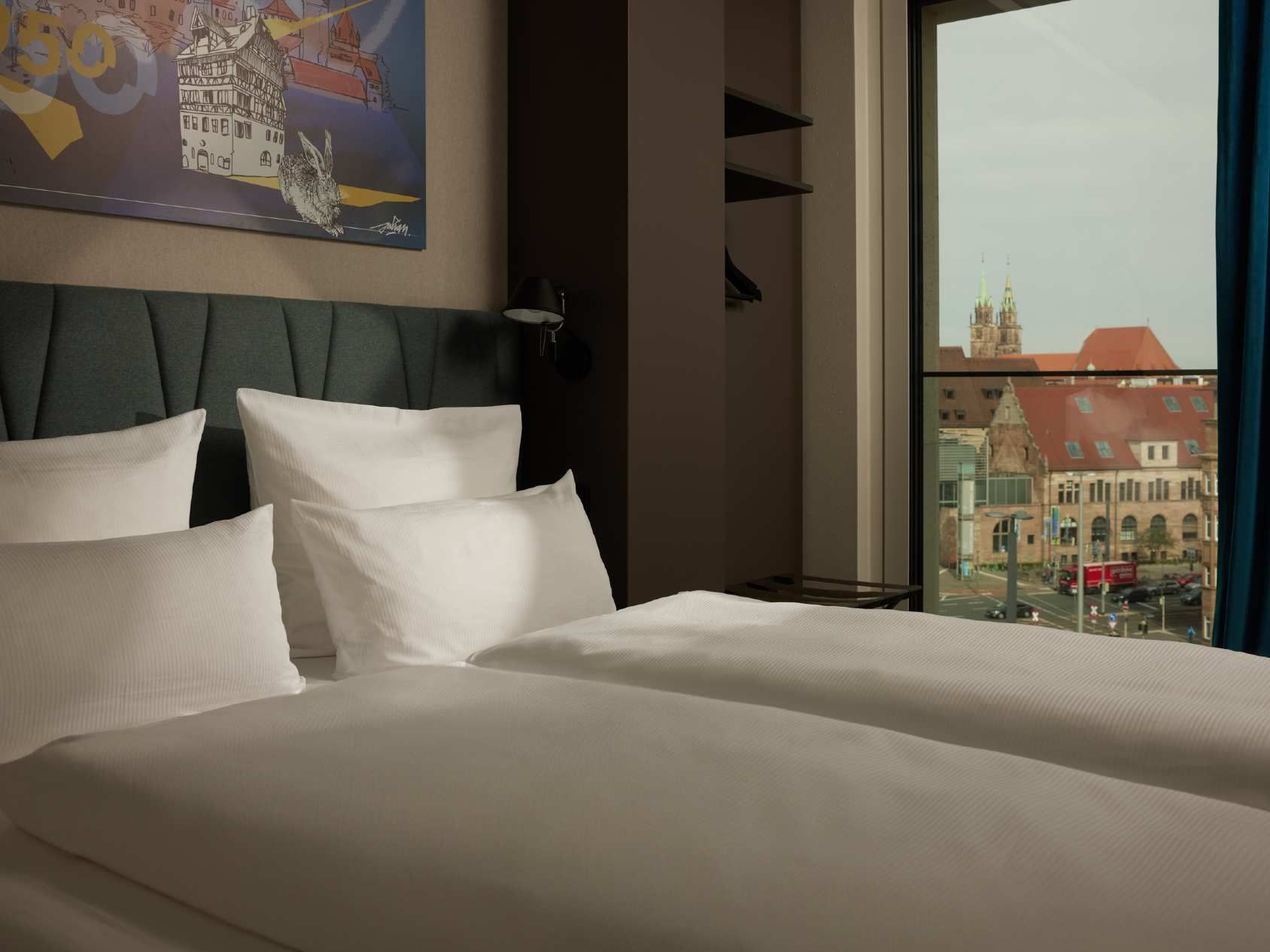Designhotel Nürnberg The Cloud One seitlicher Blick auf Doppelbett