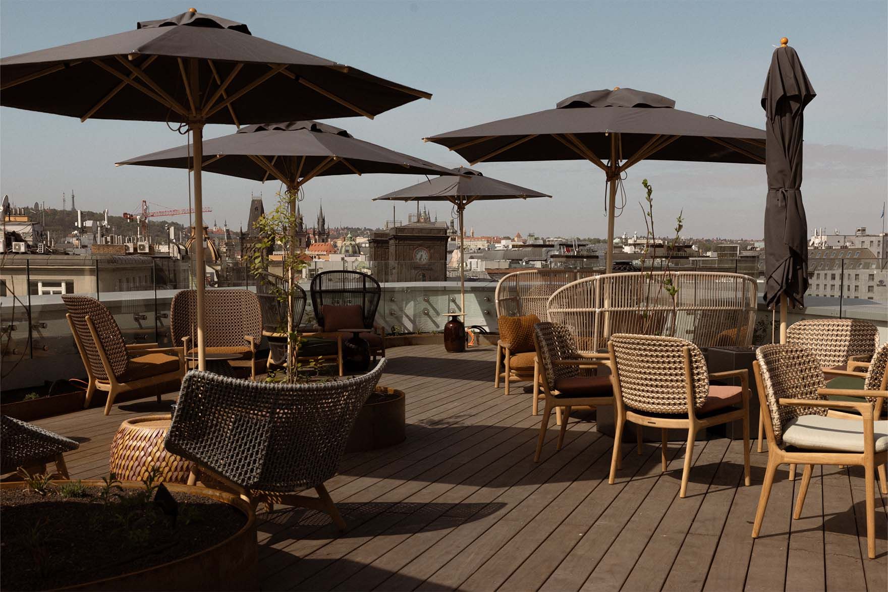 Hotel Prag The Cloud One Dachterrasse mit Sitzgelegenheiten und Sonnenschirmen