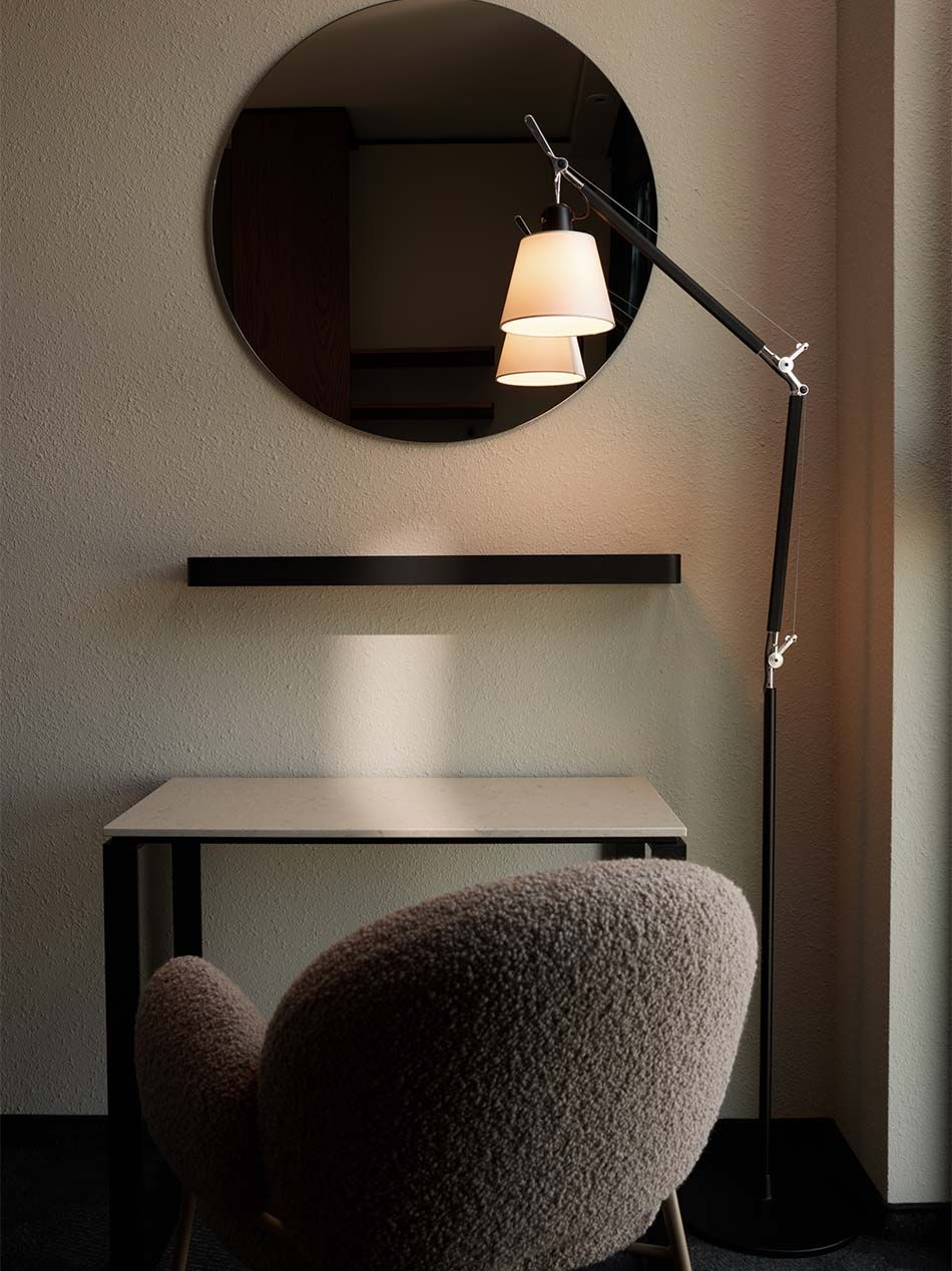 Hotel Prag The Cloud One Schreibtisch, Sessel und Spiegel in Zimmer