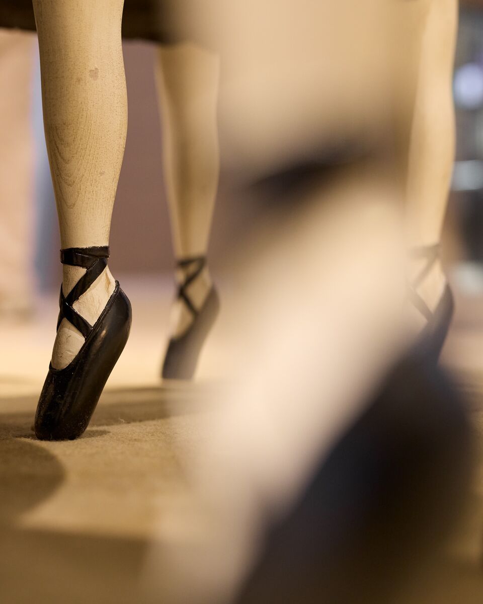 Ballerina-Spitzen an Füßen, die anmutig auf den Zehenspitzen stehen, symbolisieren Eleganz, Disziplin und künstlerische Bewegung.