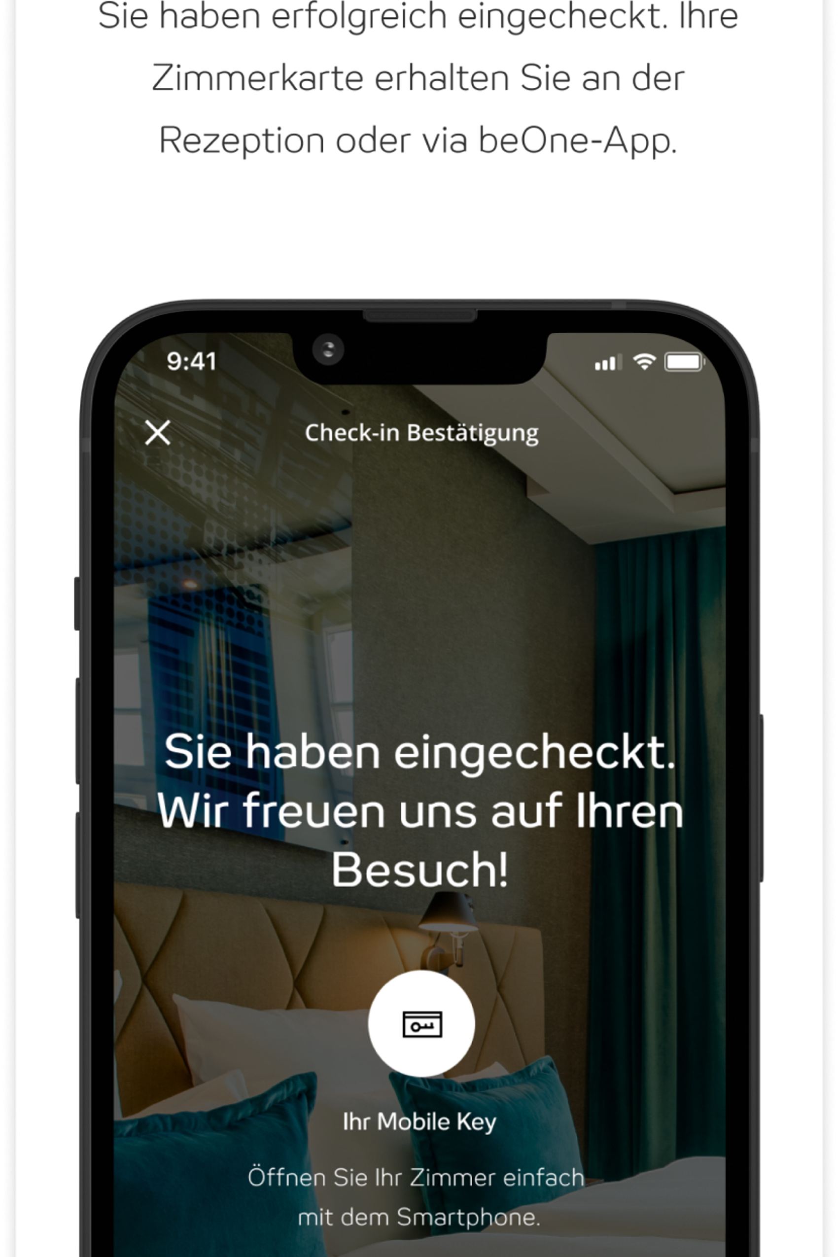 Bestätigung erfolgreicher Online-Check-in mit Smartphone als Zimmerschlüssel, begleitet von freundlicher Begrüßung und Hinweis auf Schlüsselübergabe an der Rezeption oder per App.