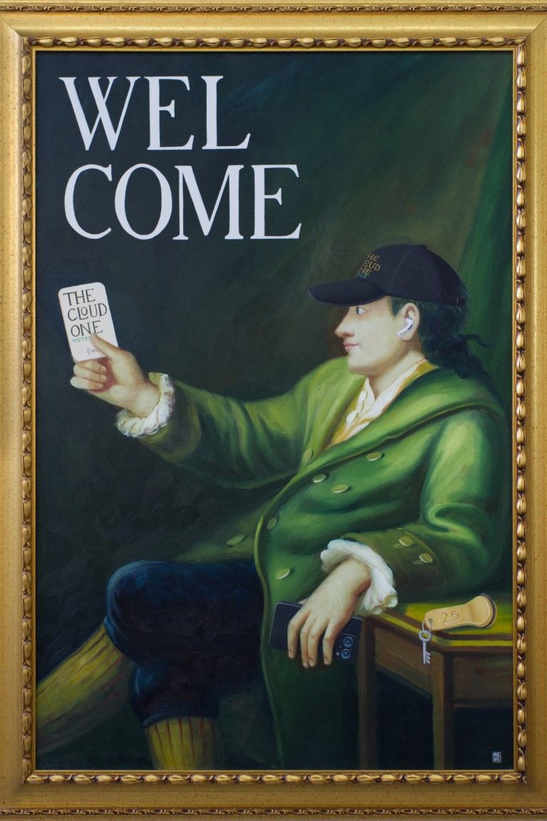 Gemälde einer sitzenden Person in grünem Mantel und schwarzer Kappe, die eine Karte mit der Aufschrift „THE CLOUD ONE“ hält. Im Hintergrund steht groß „WELCOME“. Atmosphäre vermittelt Gastfreundschaft und Einladung.