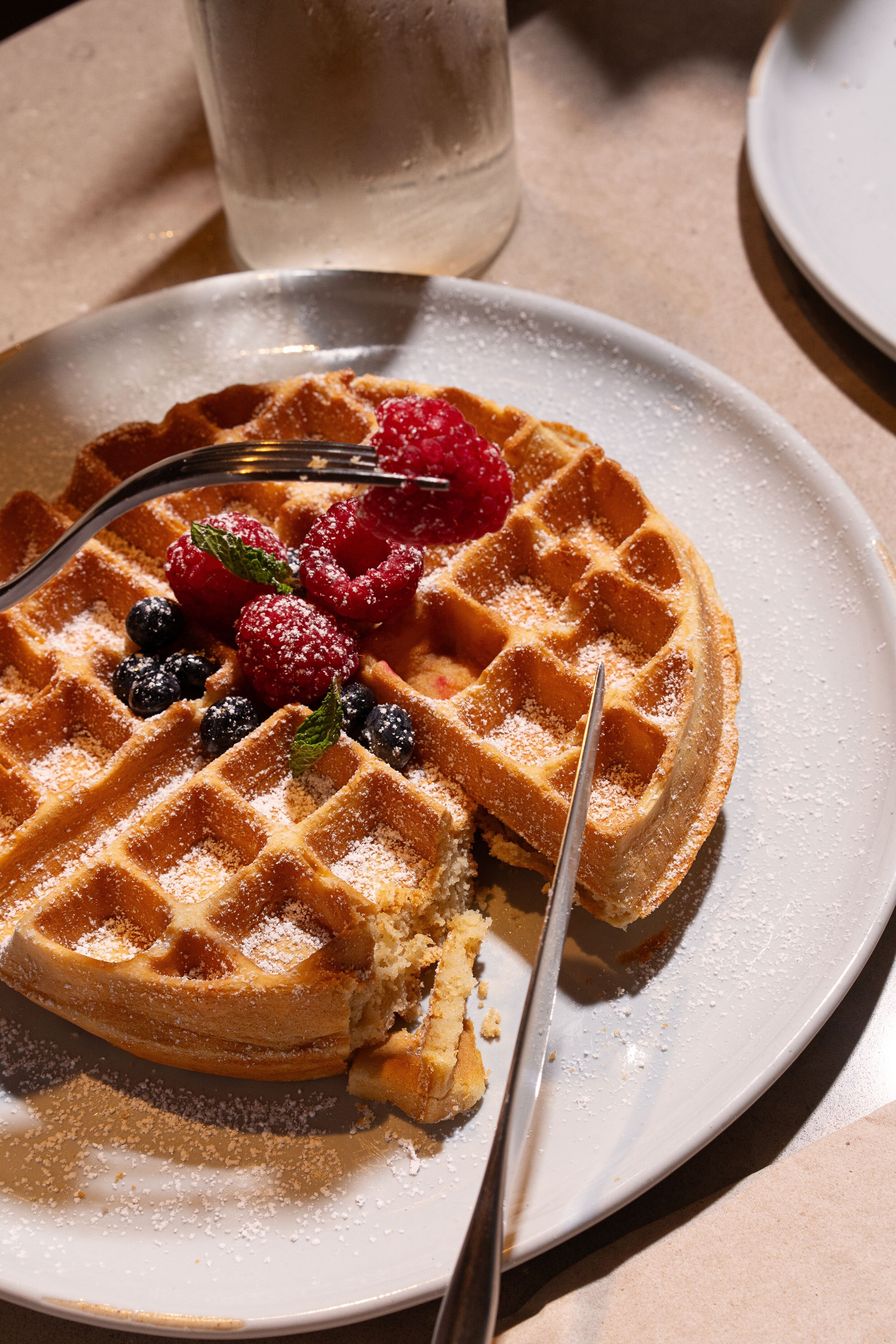 Waffel mit Beeren auf einem Teller