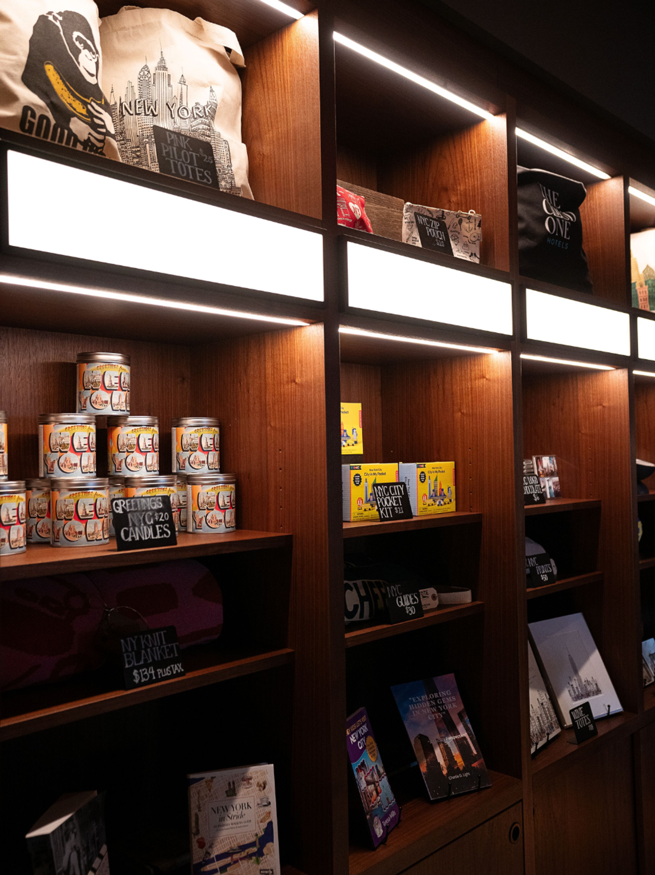 Schrank voller Items und Souveniere im New York Deli Shop