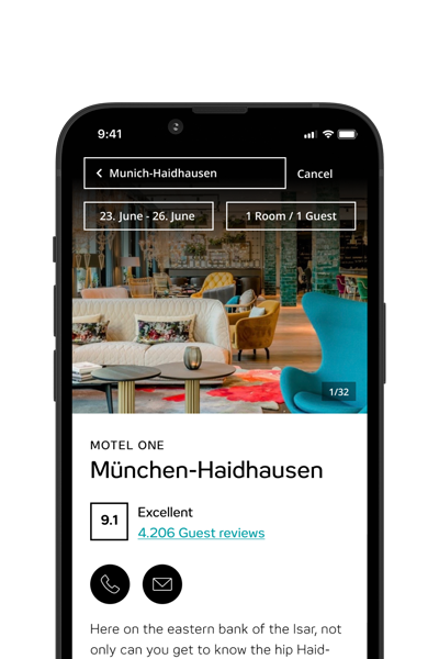 Smartphone-Bildschirm zeigt Buchungsseite des Hotels „Motel One München-Haidhausen“ mit Bewertungen, Verfügbarkeitsdaten und Buchungsoptionen für ein Zimmer, ein Gast. Hintergrundbild zeigt stilvolles, modernes Hotelinterieur mit bunter, gemütlicher Sitzgruppe.