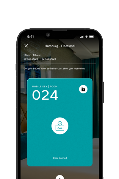 Smartphone zeigt mobile Zimmerschlüssel-App für Zimmer 024 im Hotel Hamburg – Fleetinsel, einschließlich Buchungsdaten und Hinweis zur Nutzung der mobilen Schlüssel.