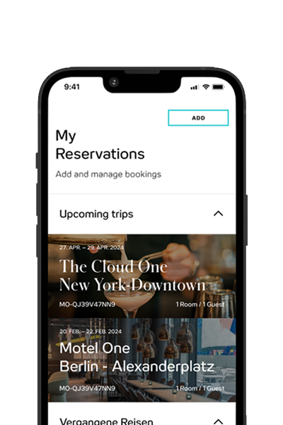 Smartphone-Bildschirm zeigt eine App zur Verwaltung von Hotelbuchungen mit bevorstehenden Reisen in New York Downtown und Berlin Alexanderplatz, inklusive Daten, Zimmer- und Gastanzahl.