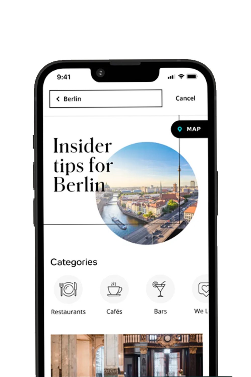 Smartphone-Bildschirm zeigt eine Reise-App mit Insider-Tipps für Berlin, inklusive Kategorien wie Restaurants, Cafés und Bars zur einfachen Auswahl.