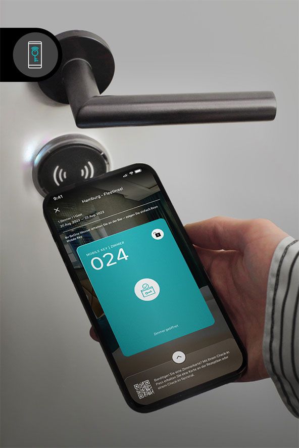 Nahaufnahme einer Hand, die ein Smartphone mit digitalem Zimmerschlüssel an eine Tür mit elektronischem Schloss hält, um Zugang zum Hotelzimmer zu erhalten.