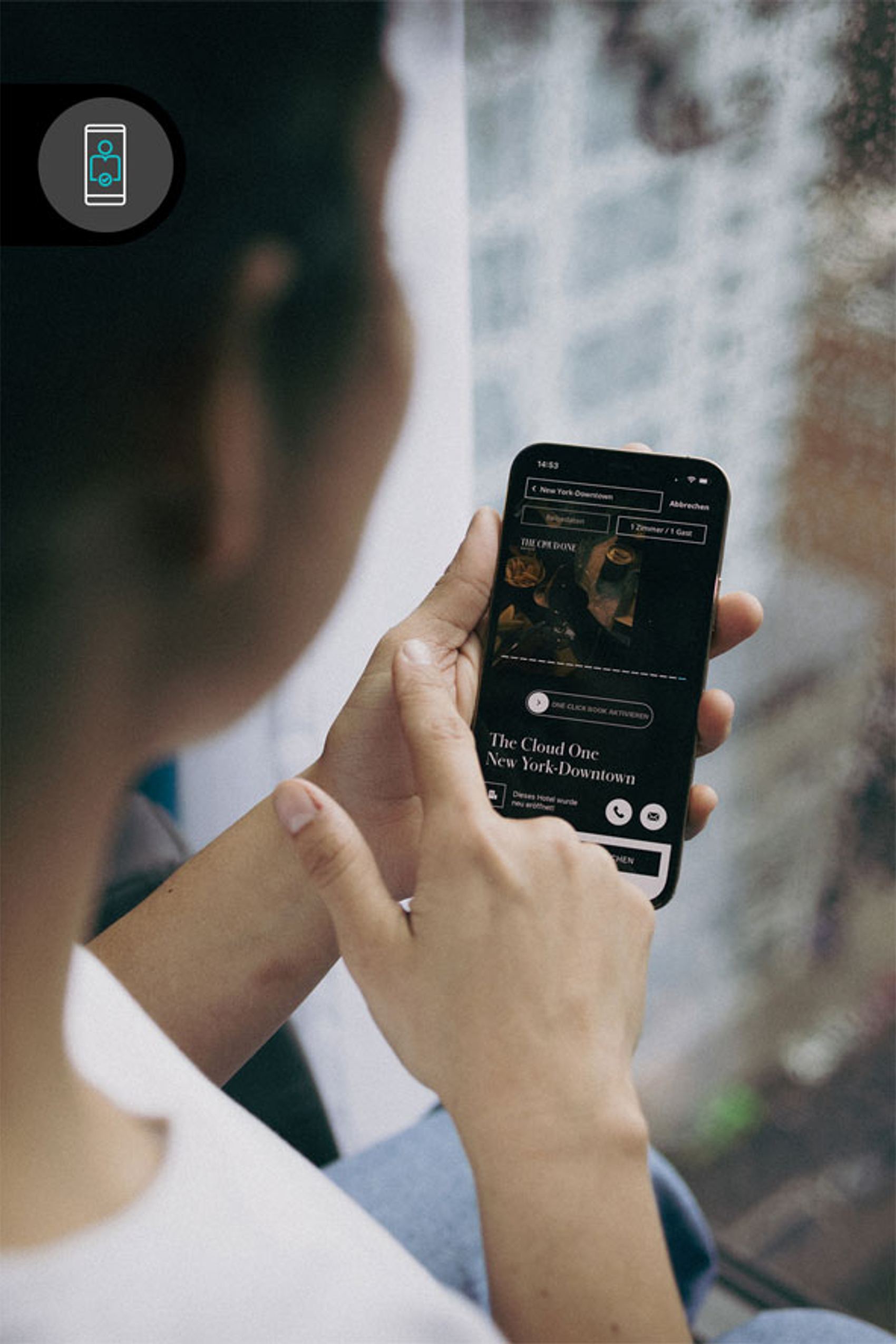Person bedient Smartphone, um Hotel „The Cloud One New York-Downtown“ online zu buchen, Fokus auf günstige Angebote und Buchungsoptionen.