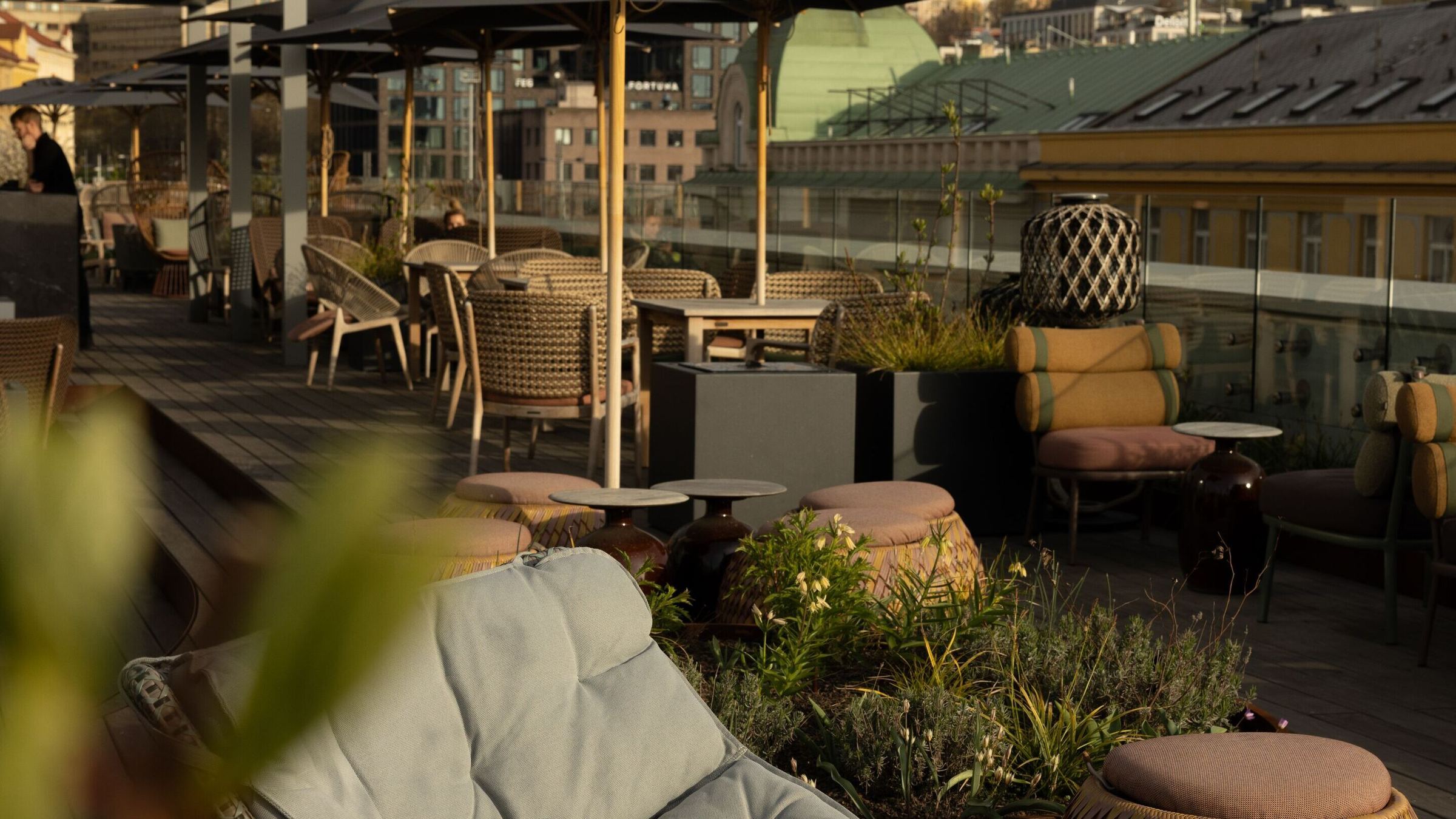 Designhotel Prag The Cloud One Dachterrasse mit mehreren Tischen und Stühlen sowie Sonnenschirme Designhotel Prag The Cloud One Dachterrasse mit mehreren Tischen und Stühlen sowie Sonnenschirme